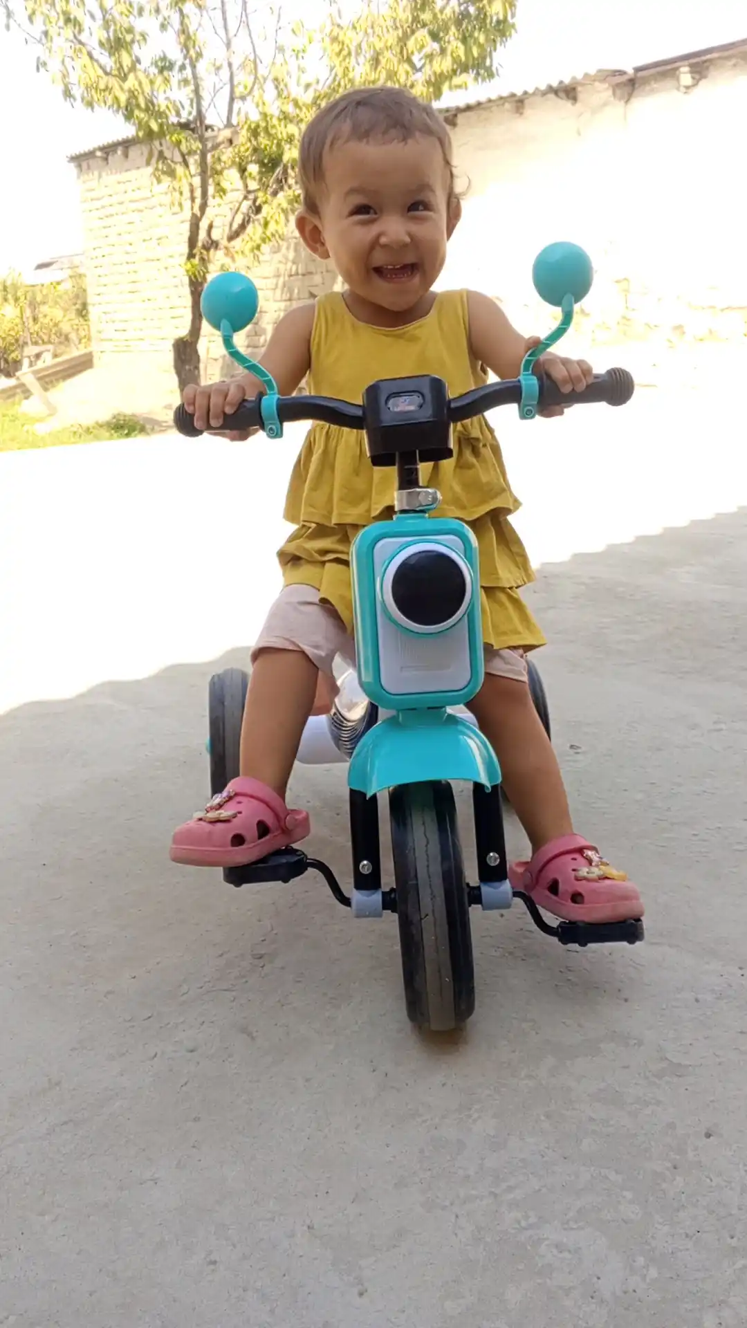 Bolalar uchun uch g'ildirakli velosiped, musiqa bilan