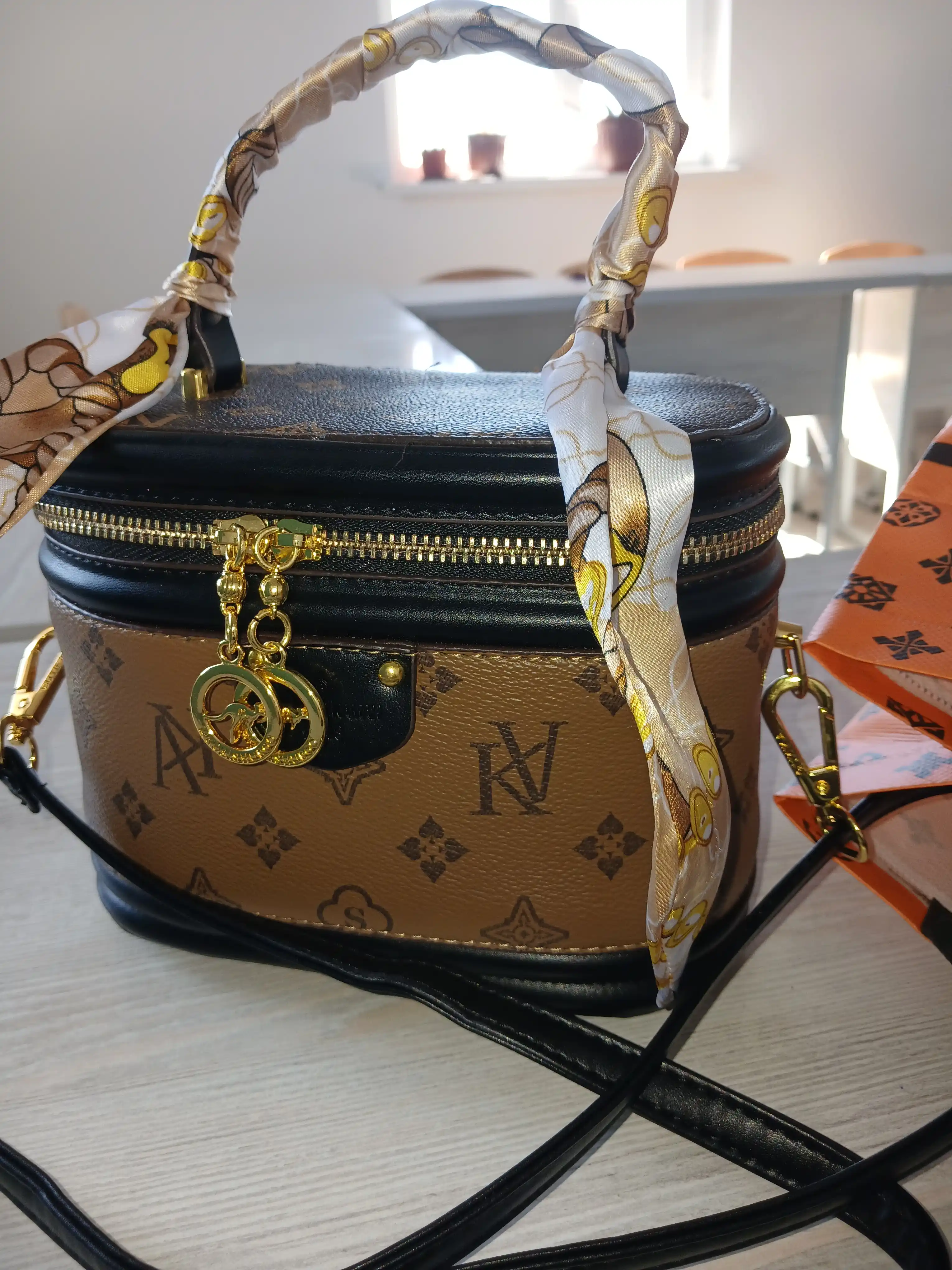 Ayollar uchun sumka Beauty Case, uzun tasma va tutqichli zamonaviy krossbody sumka