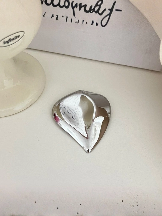 Zamonaviy uslubdagi minimalist metall ayollar to‘g‘nog‘ichi