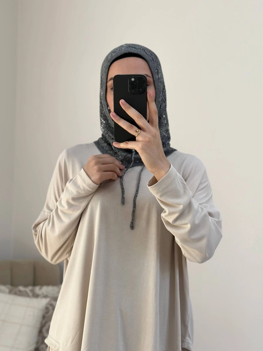 Ayollar uchun XB ipdan to‘qilgan ro‘mol-balaklava, bog‘ichli, naqshli bosh kiyim