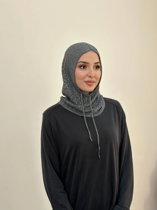 Ayollar uchun XB ipdan to‘qilgan ro‘mol-balaklava, bog‘ichli, naqshli bosh kiyim