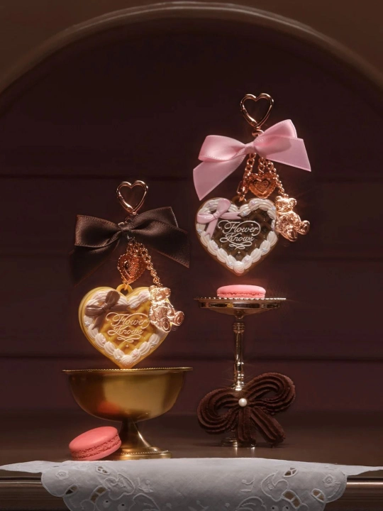 Flower Knows Sweet Bear — мини-пудреница-подвеска на сумку