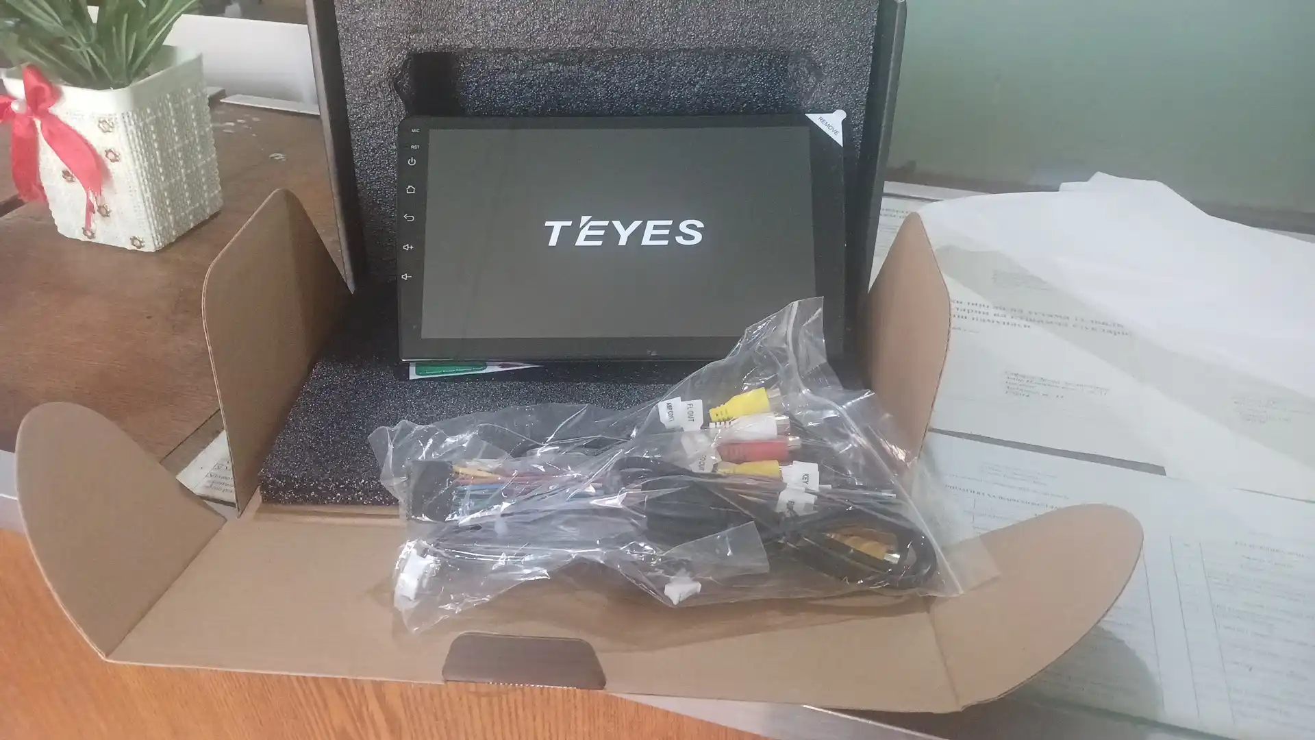 Zamonaviy va universal "Teyes CC3L" avtomobil monitori