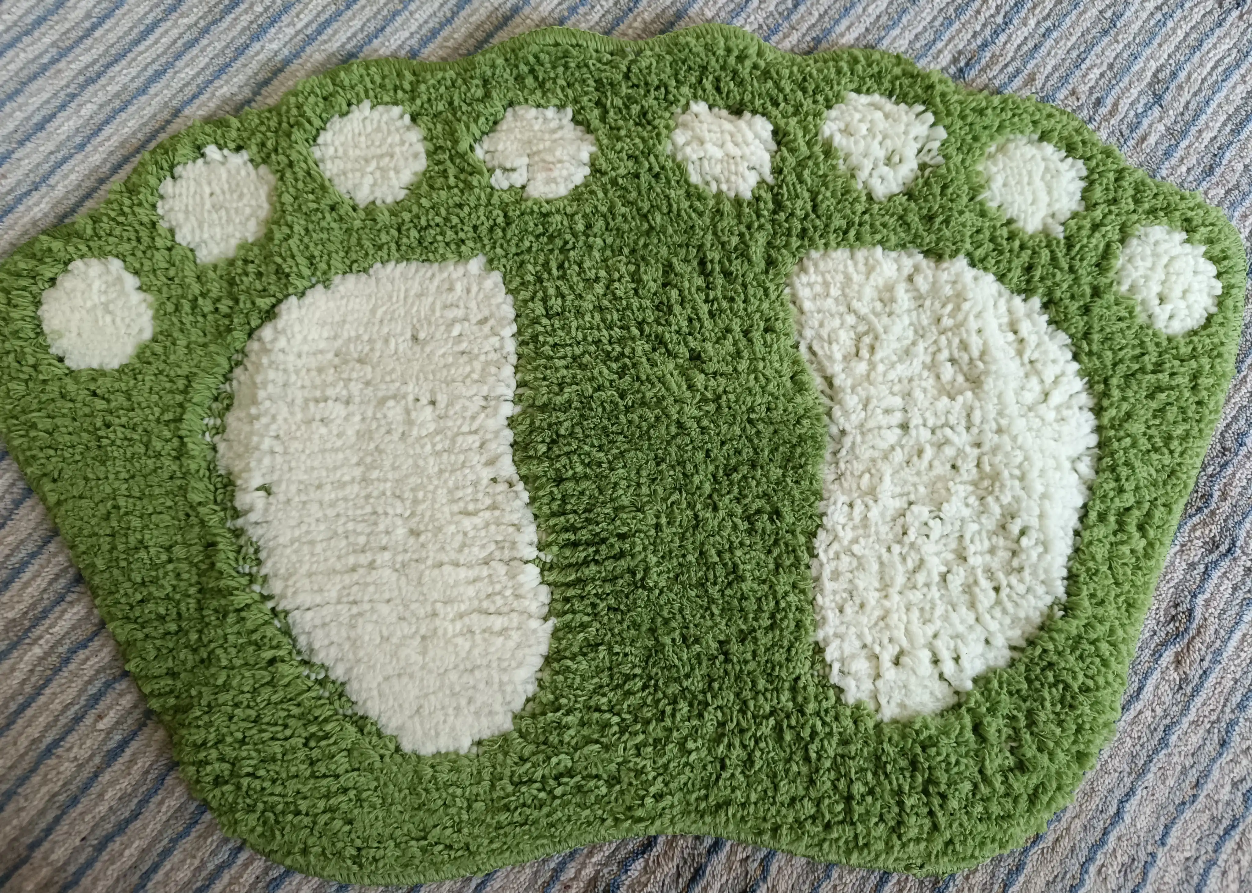 Мягкий коврик для ванной в форме стоп 40x60 см