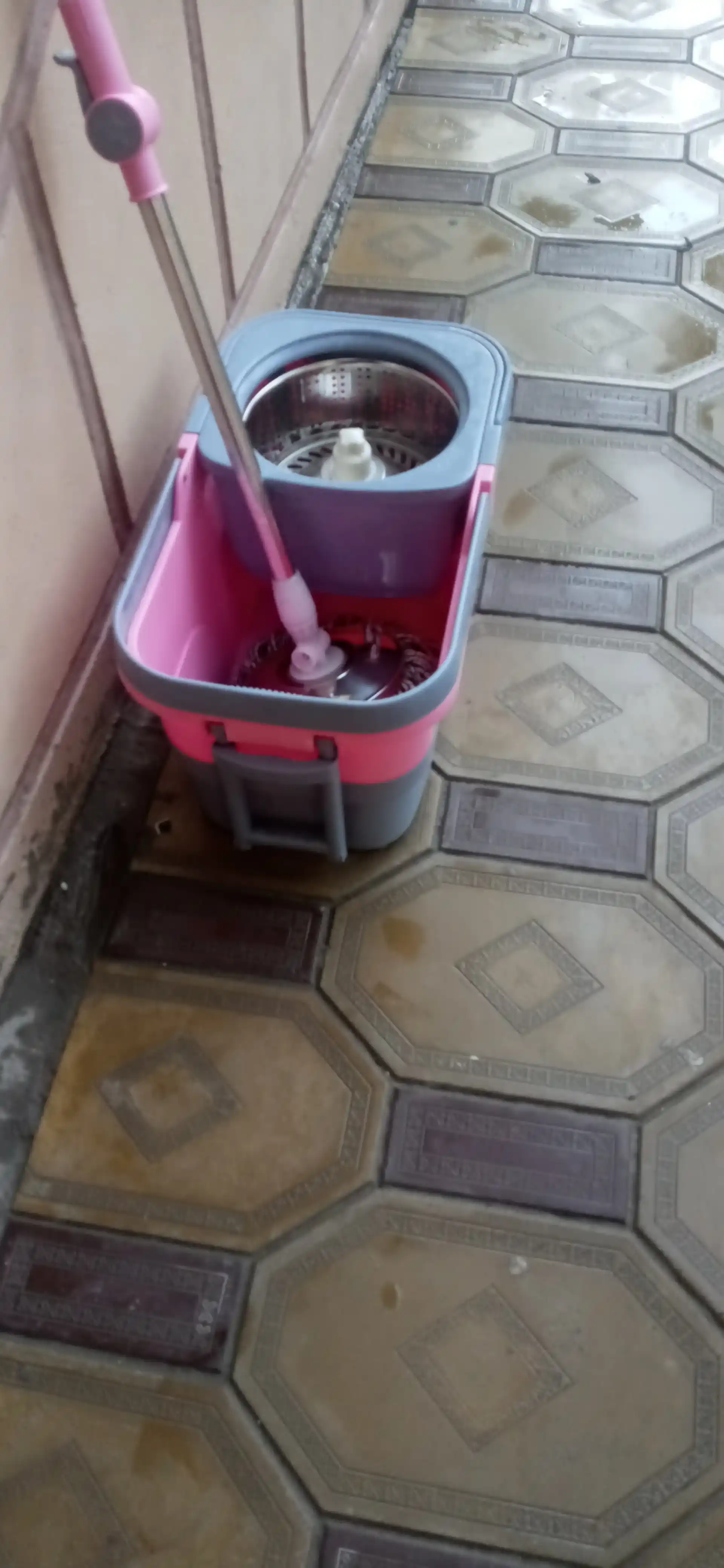 Chelakli shvabra siqish moslamasi bilan, pollarni tozalash uchun
