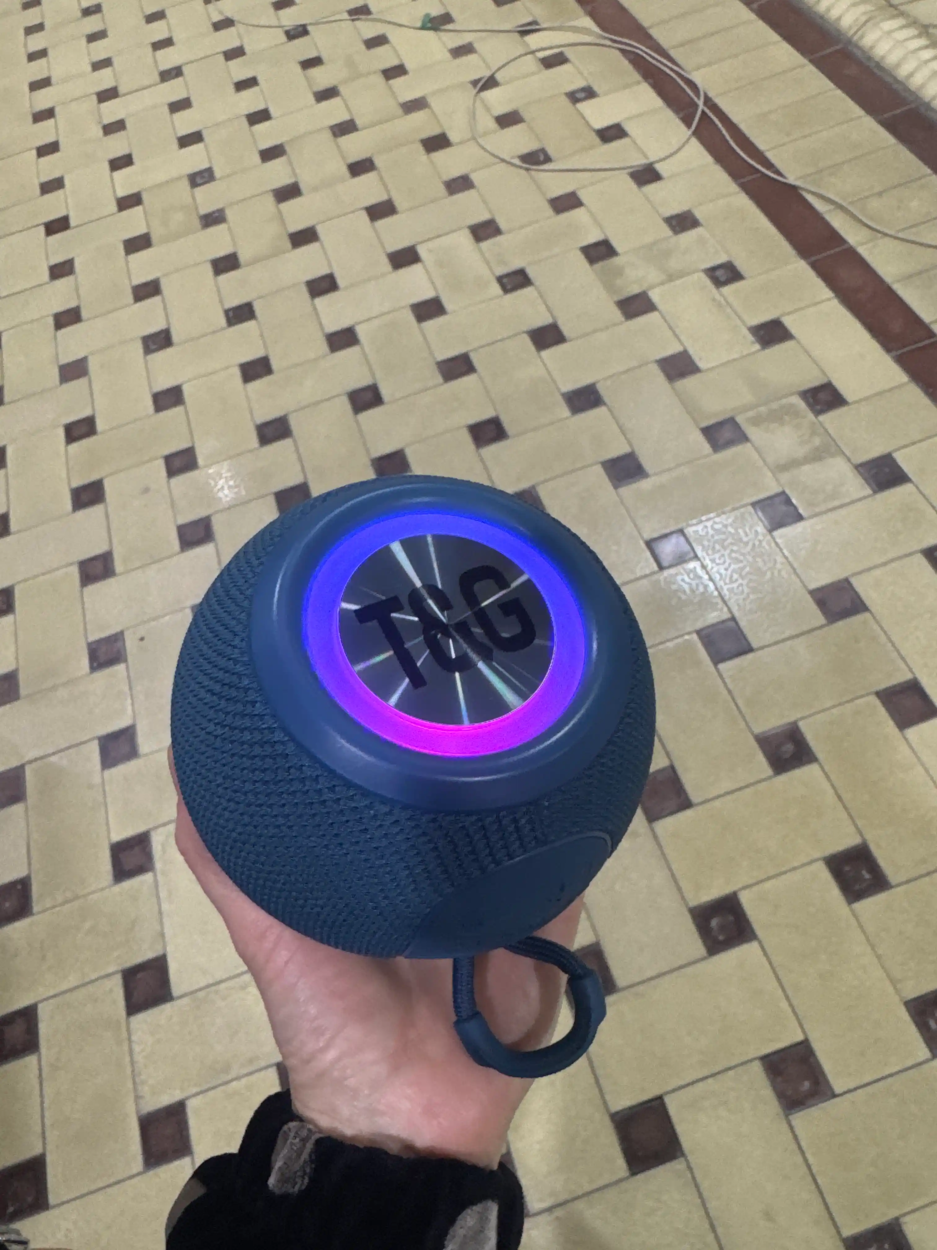 Kolonka simsiz, portativ akustika tizimi, RGB yoritgich bilan, Bluetooth
