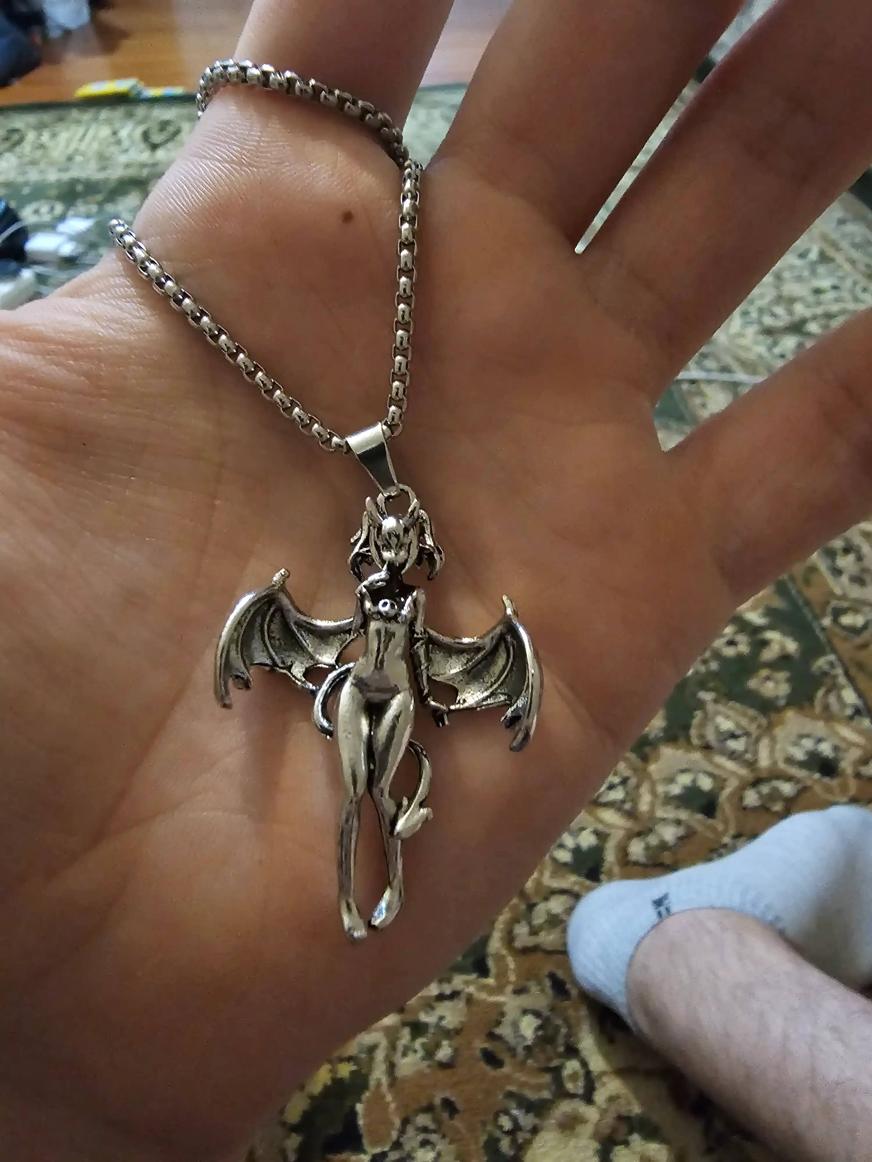 Gotik uslubdagi kulon “Qanotli demonessa