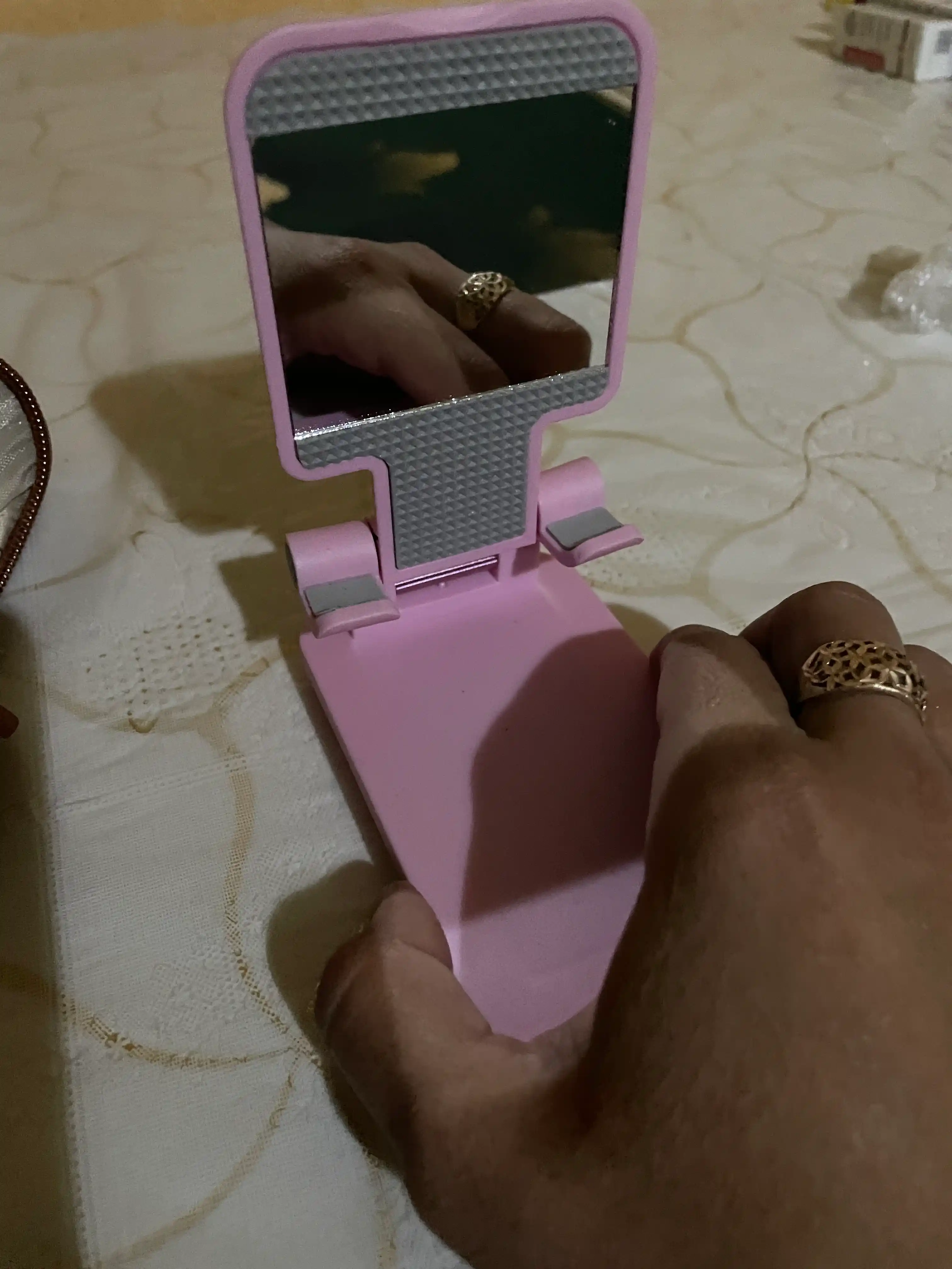 Balandligi va qiyaligi sozlanadigan smartfon va planshet uchun yig‘iladigan taglik