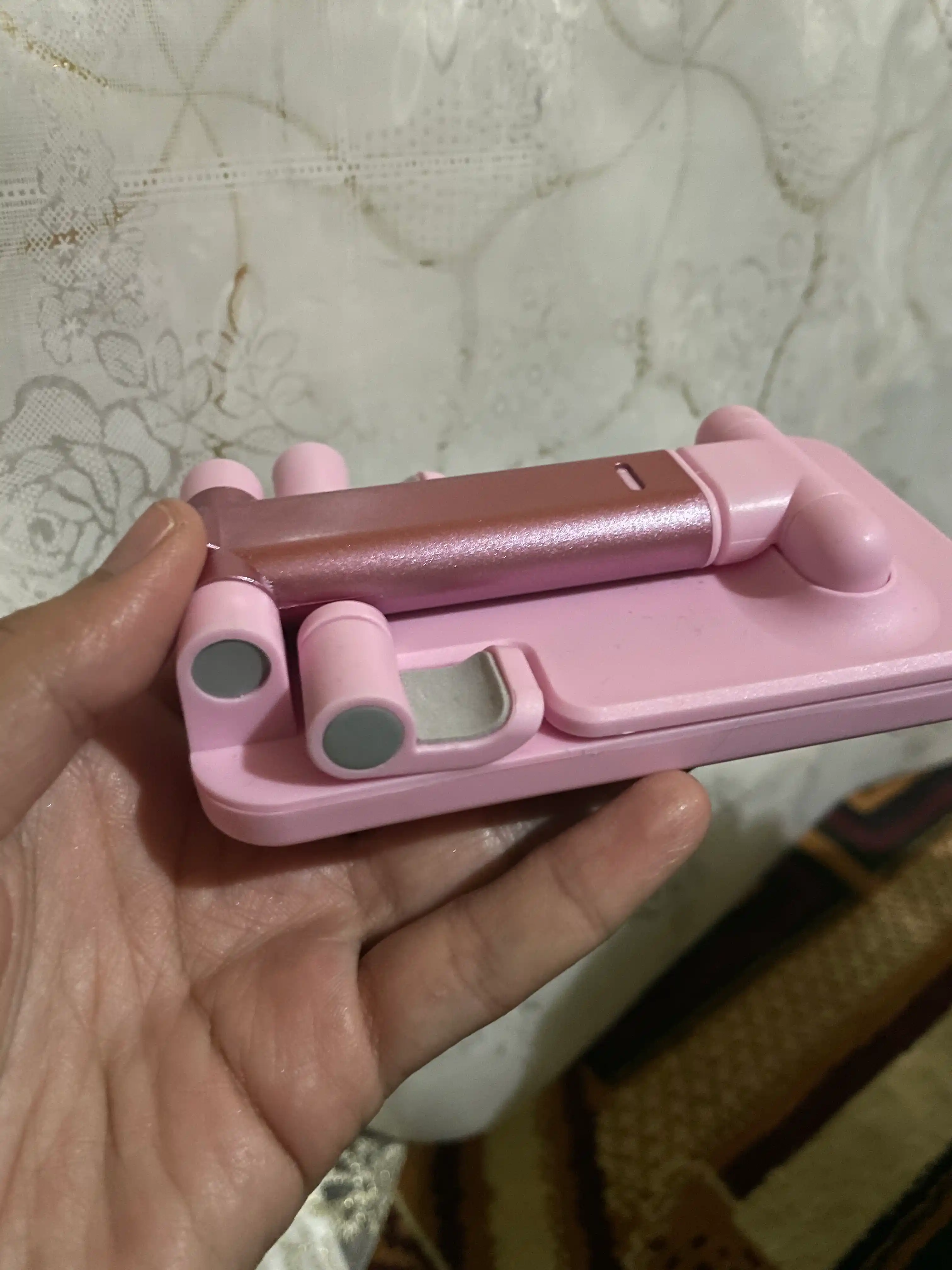 Balandligi va qiyaligi sozlanadigan smartfon va planshet uchun yig‘iladigan taglik