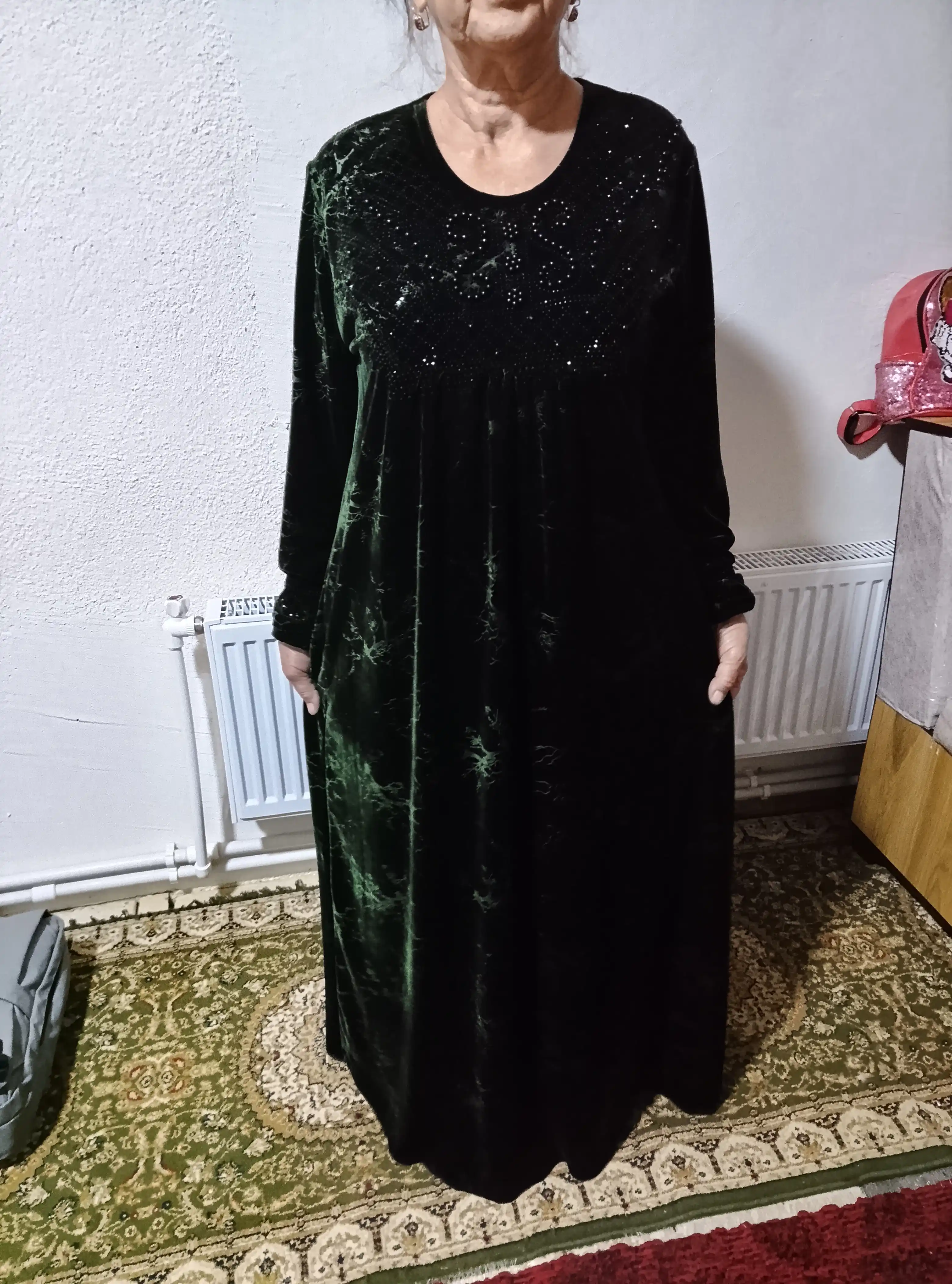Ayollar uchun katta o‘lchamli bezakli uzun velur ko‘ylak, 48–60 razmer