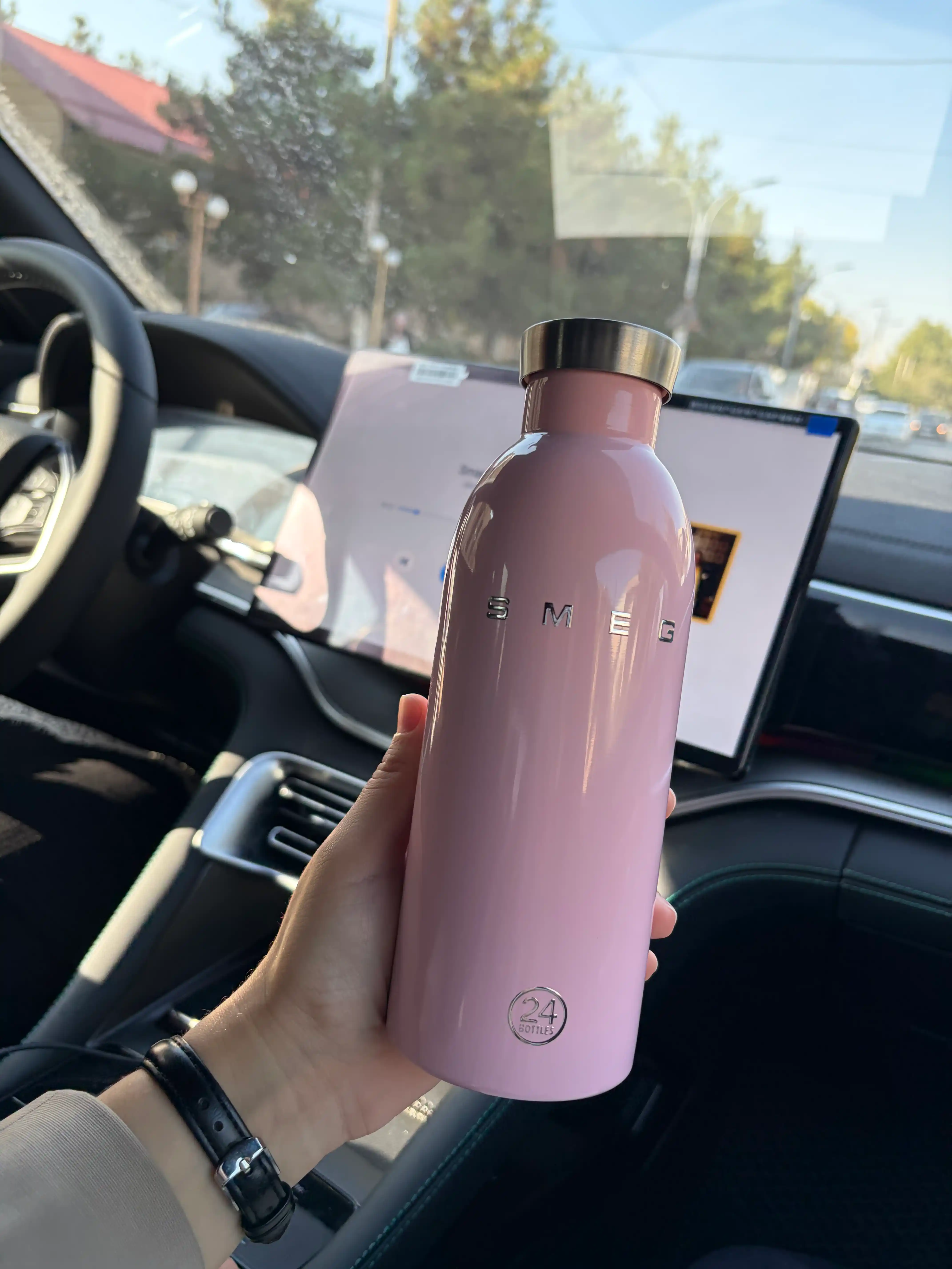 SMEG termobutilkasi, 24 Bottles model issiqlikni 12 soat, sovuqni 24 soat saqlaydi, 500 ml