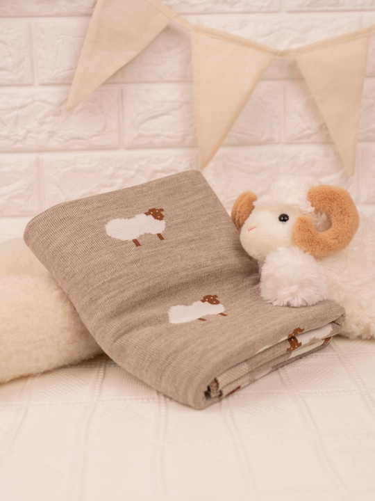 Подарочный набор для новорожденных: шапка, пинетки и плед