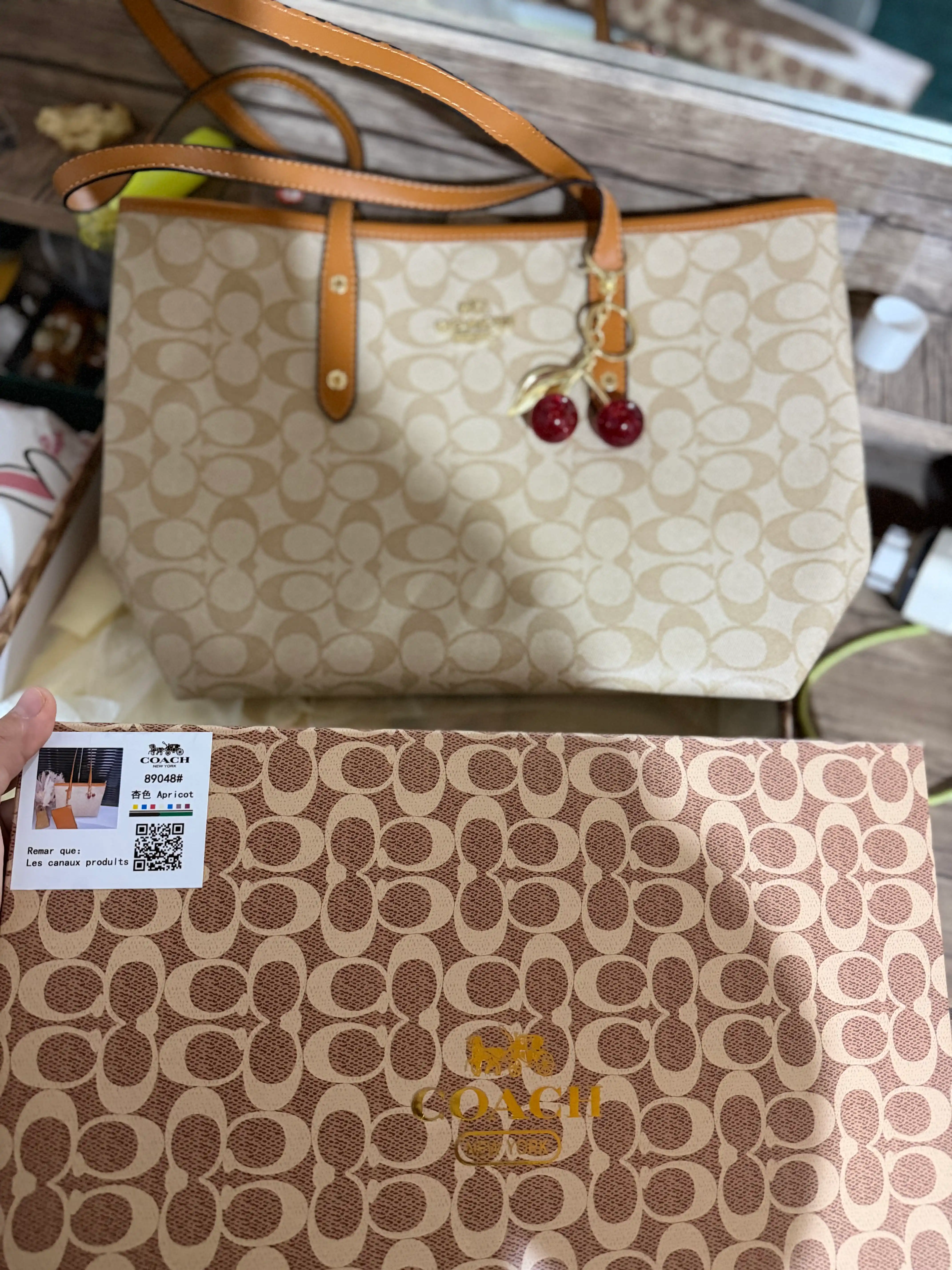 Ayollar sumkasi Louis Vuitton Neverfull uslubida