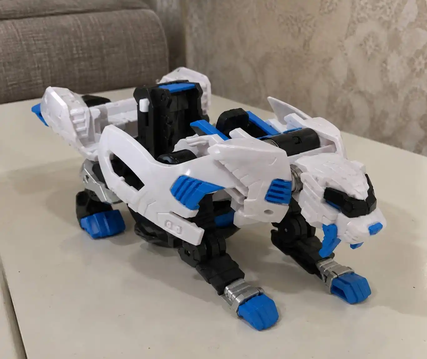 Hello Carbot. Smilokoong dinozavr tuxum transformatori Kung