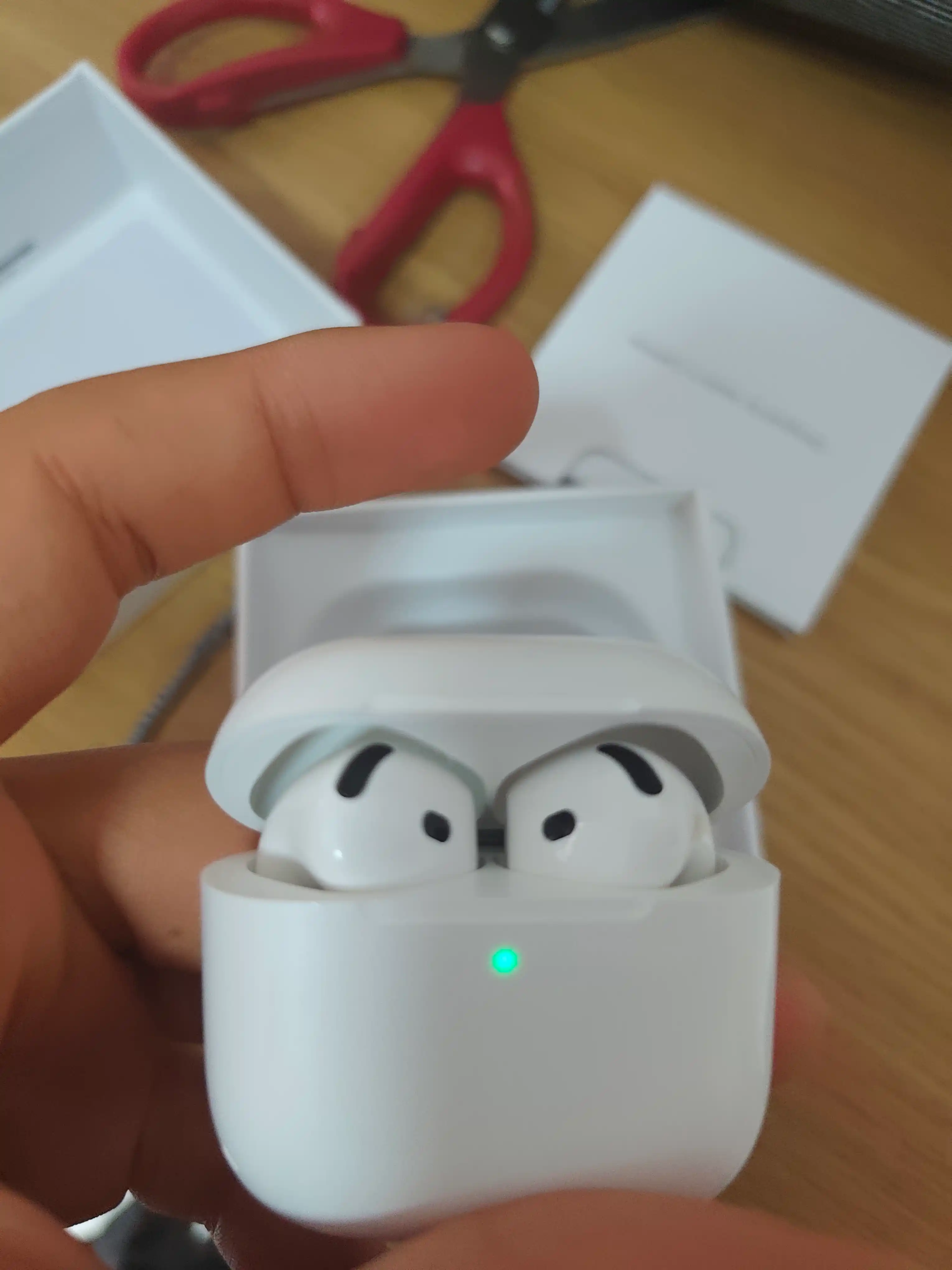 Simsiz quloqchinlar Pods 4, iPhone va Android uchun naushnik sensorli
