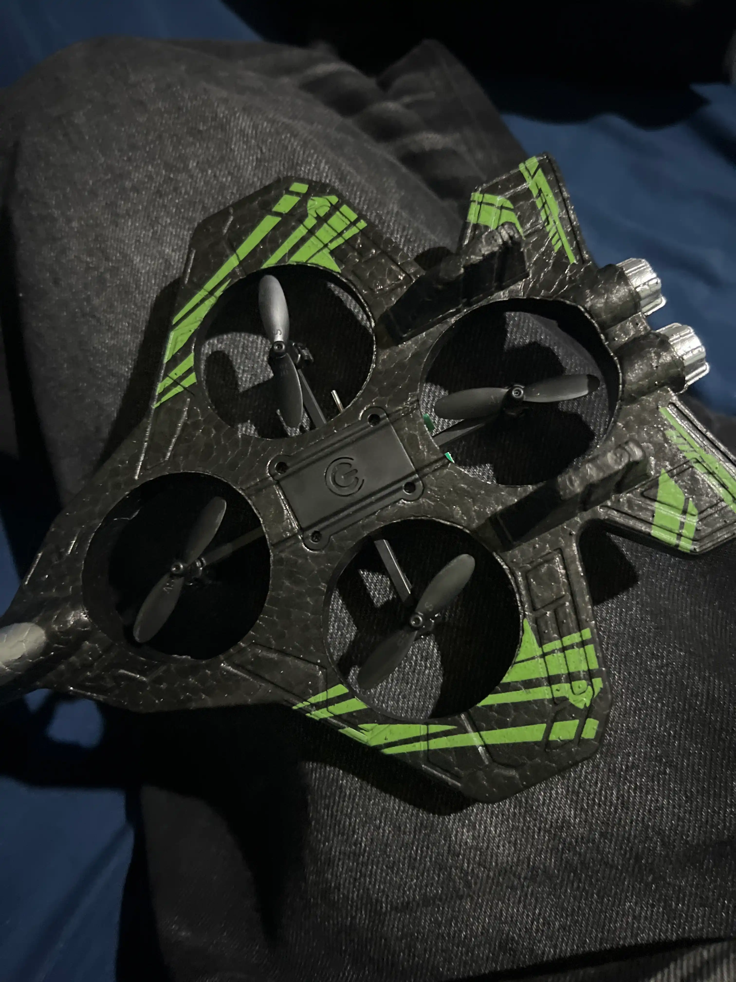 360° tryuklar va yorqin RGB yoritgichlarga ega, radio orqali boshqariladigan Fighter dron-samolyoti