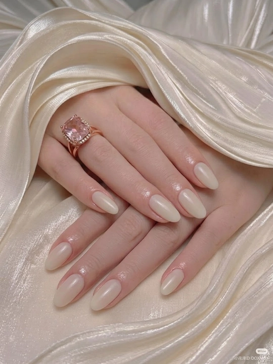 "LuxNail: Har xil rang va shakldagi sun'iy tirnoqlar to'plami – mukammal go'zallik!"