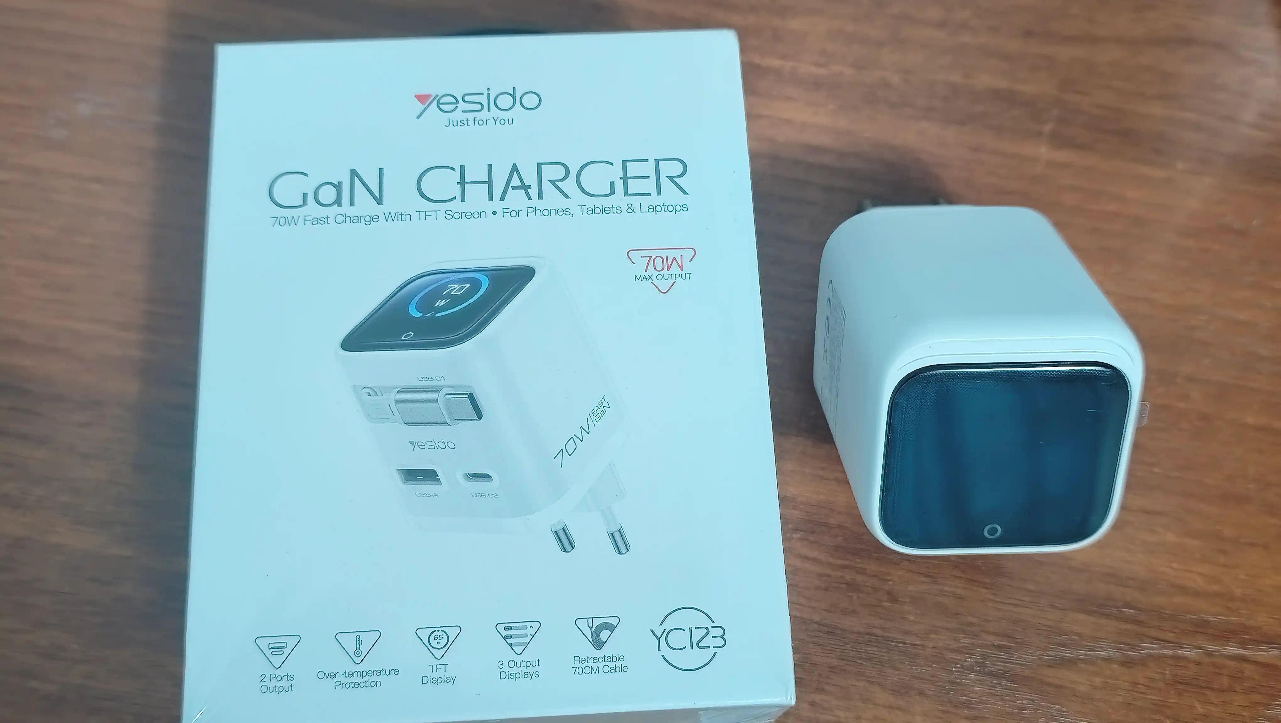 Yesido YC123 — мощное зарядное устройство GaN 70 Вт с цветным TFT-дисплеем