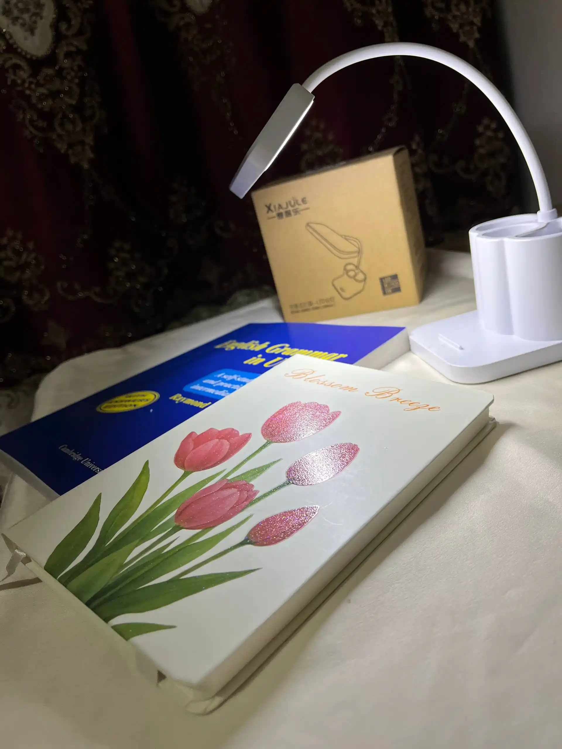 Akkumulyatorli LED stol lampasi, sensorli, yorqinlikni sozlash va USB bilan, organayzer
