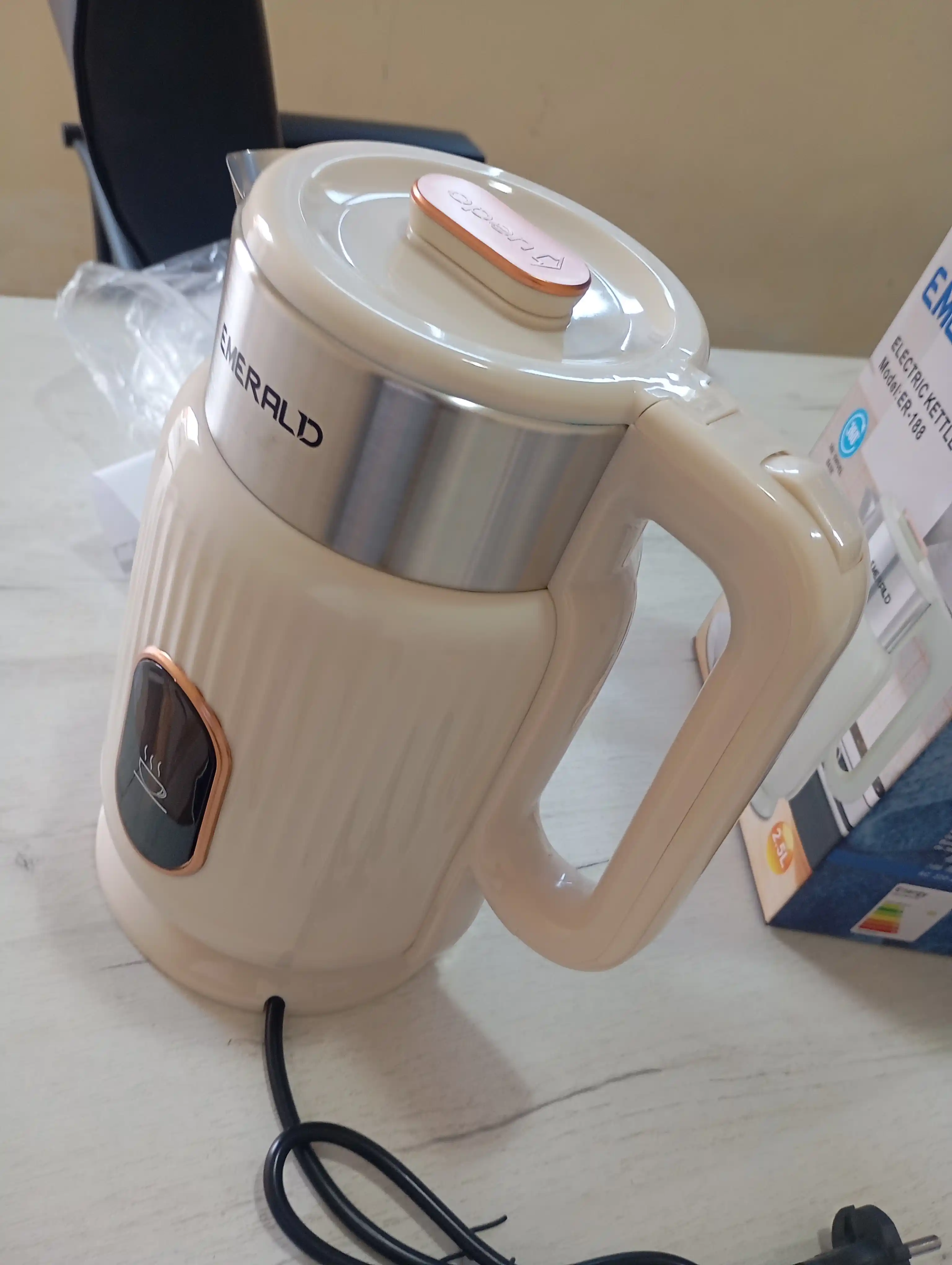 Elektr choynak 2,5 litr, 304 zanglamas po‘lat, 360° aylanuvchi baza, 1800W