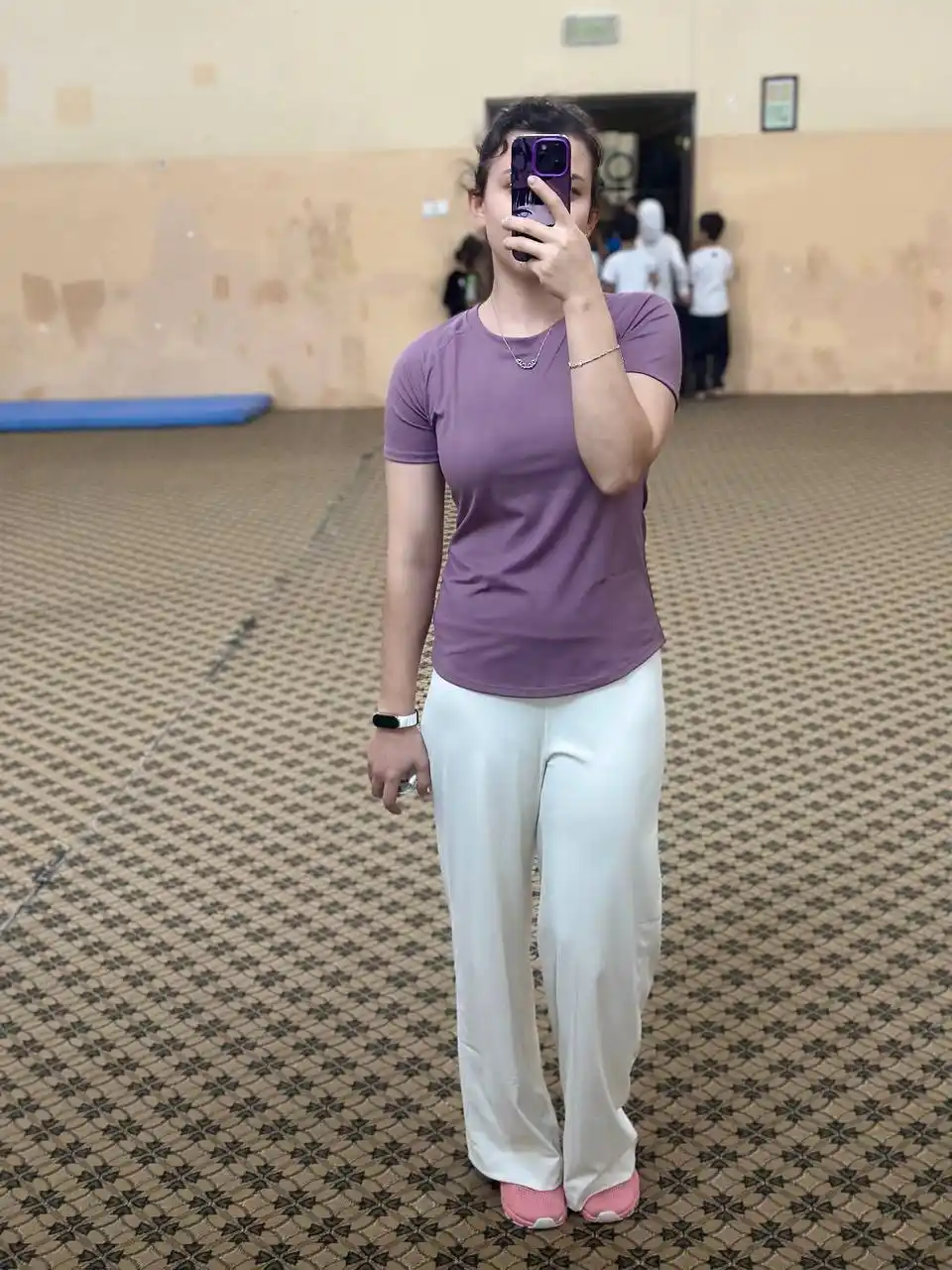 Ayollar uchun sport shimlari Kioko to'g'ri bichimli. Ayollar sport kiyimlari