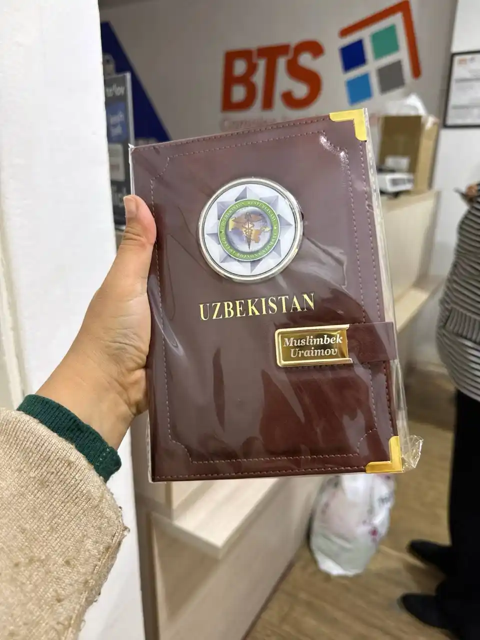 Bloknot O'ZBEKISTON, daftarchasi, A5 formatida, 182 varaq, tilla yurgizilgan erkaklar uchun