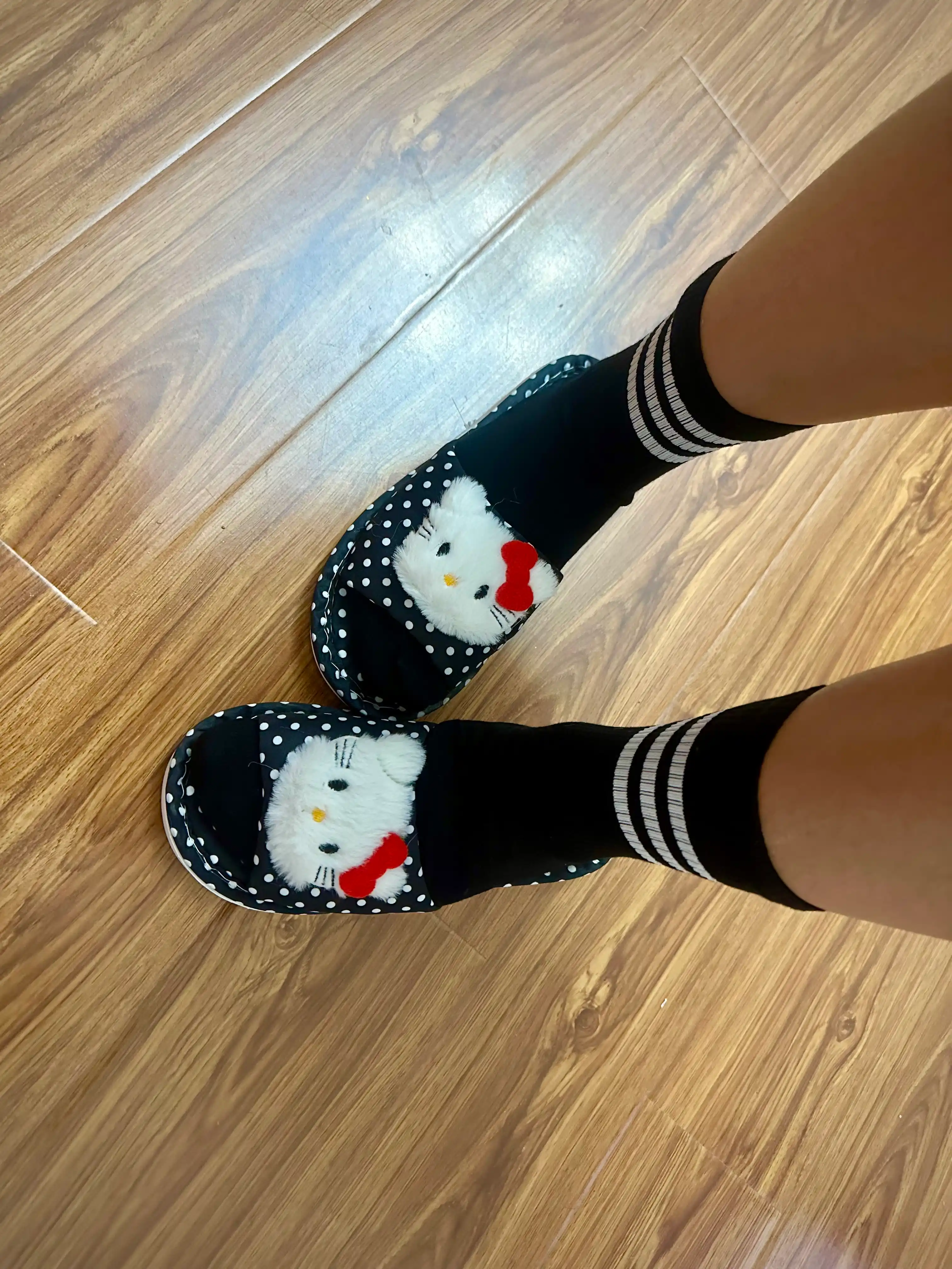 Ayol qizlar uy shippaklari, yumshoq va sirpanmaydigan shippak, Hello kitty tapochkalari