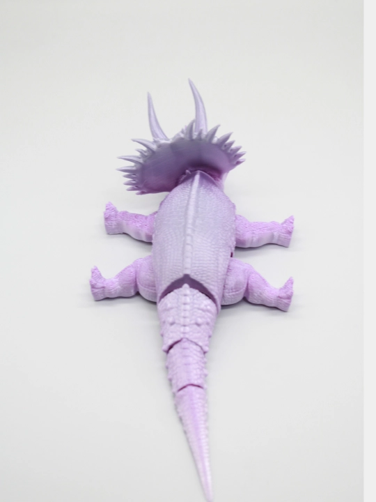"Triseratops" 3D stressga qarshi o‘yinchoq, harakatlanuvchi dinozavr haykalchasi, bolalarga sovg‘a