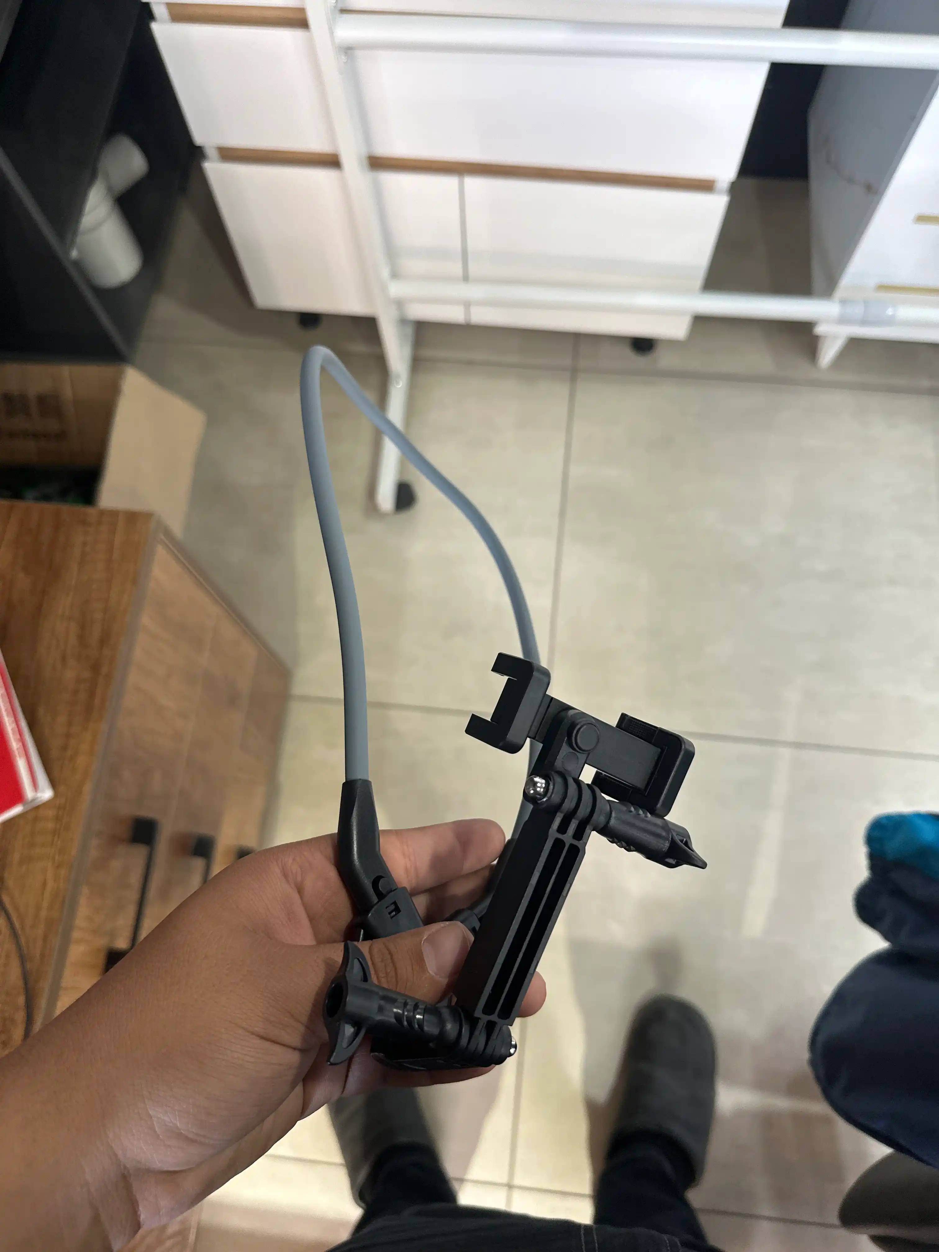 Bo'yinga osiladigan telefon ushlagich