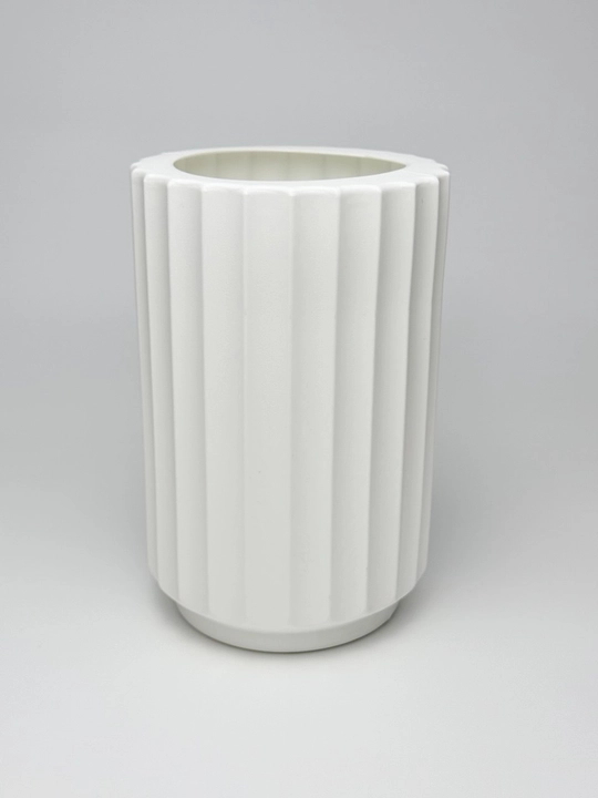 Tabiiy va sun’iy gullar uchun guldon vaza, plastik, kauchuk va plastmassa materiallardan
