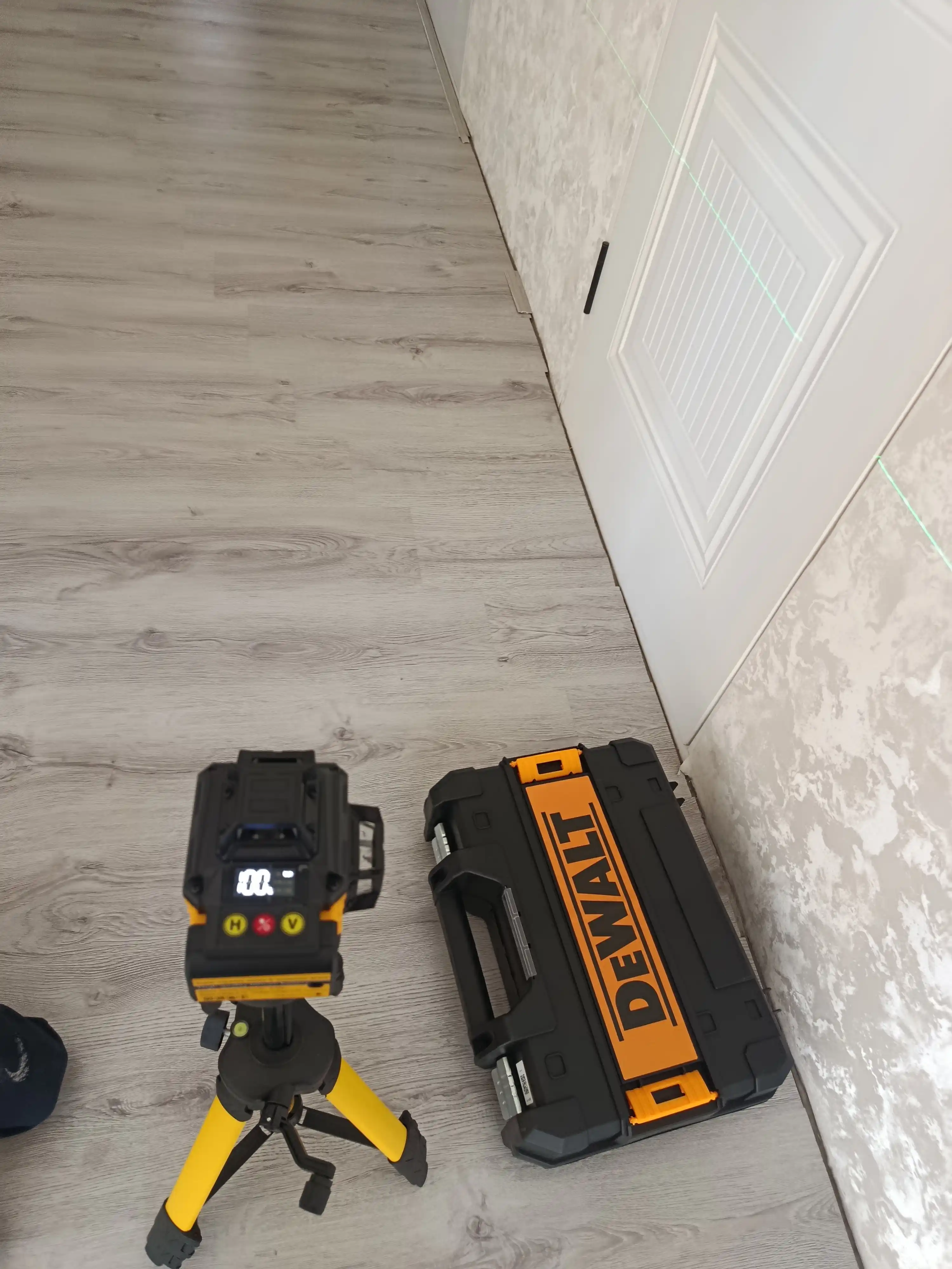 Лазерный уровень 4D Dewalt D16, со стойкой