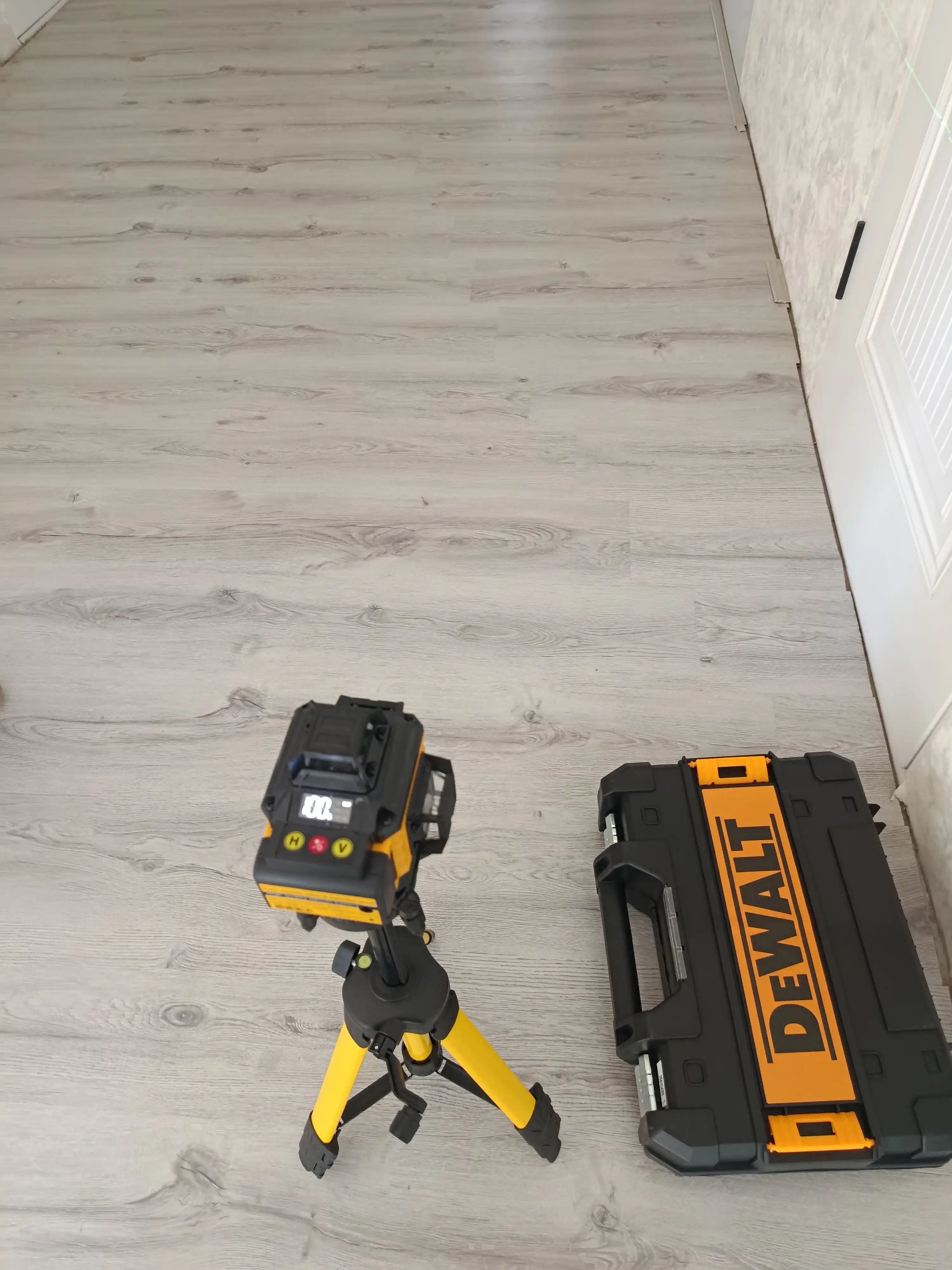 Лазерный уровень 4D Dewalt D16, со стойкой