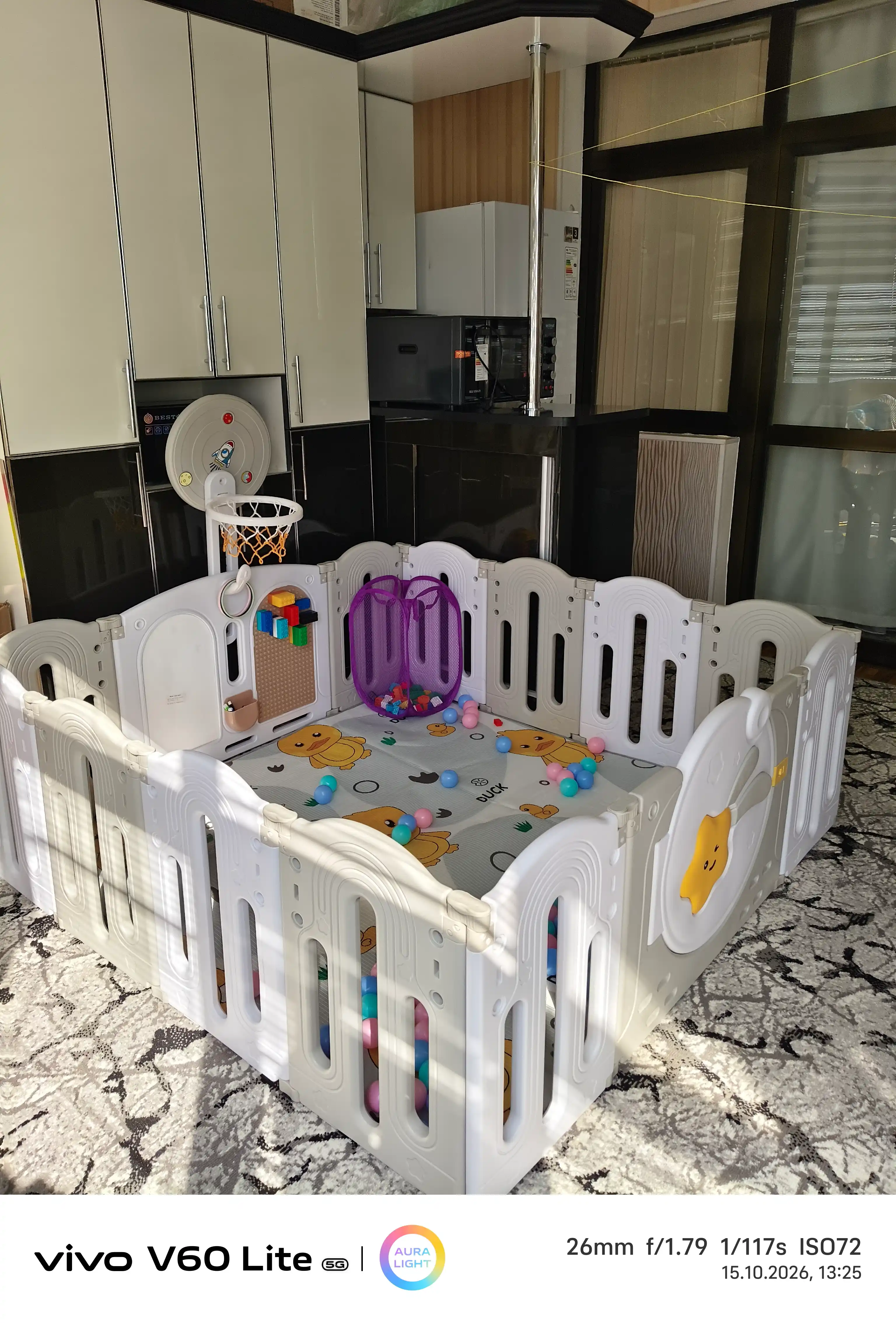 Детский игровой манеж 160x160 см с баскетбольным кольцом и полками для игрушек