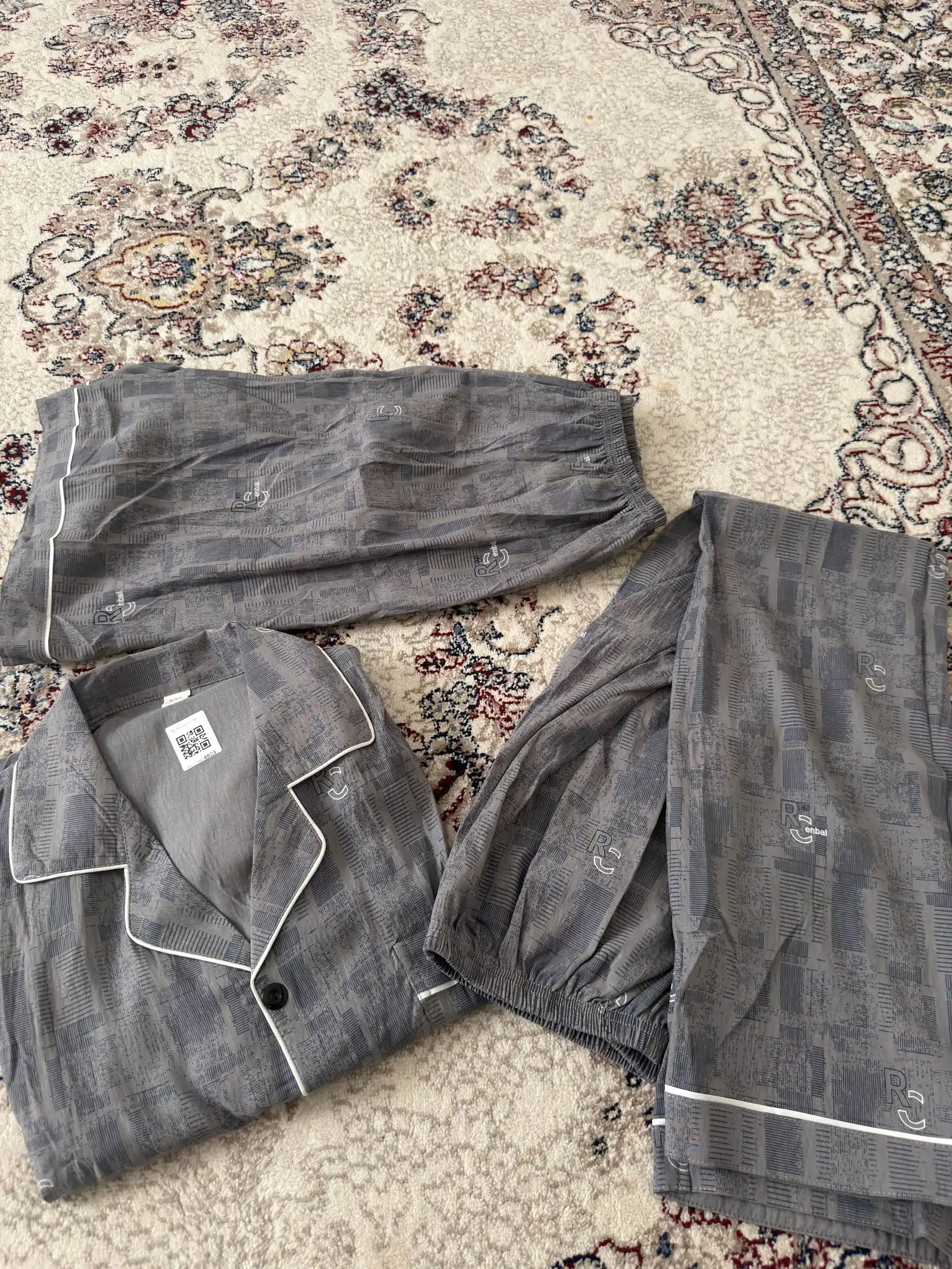 Erkaklar pijamasi, 3 qismli, kulrang, qisqa yengli ko‘ylak, shim va shorti