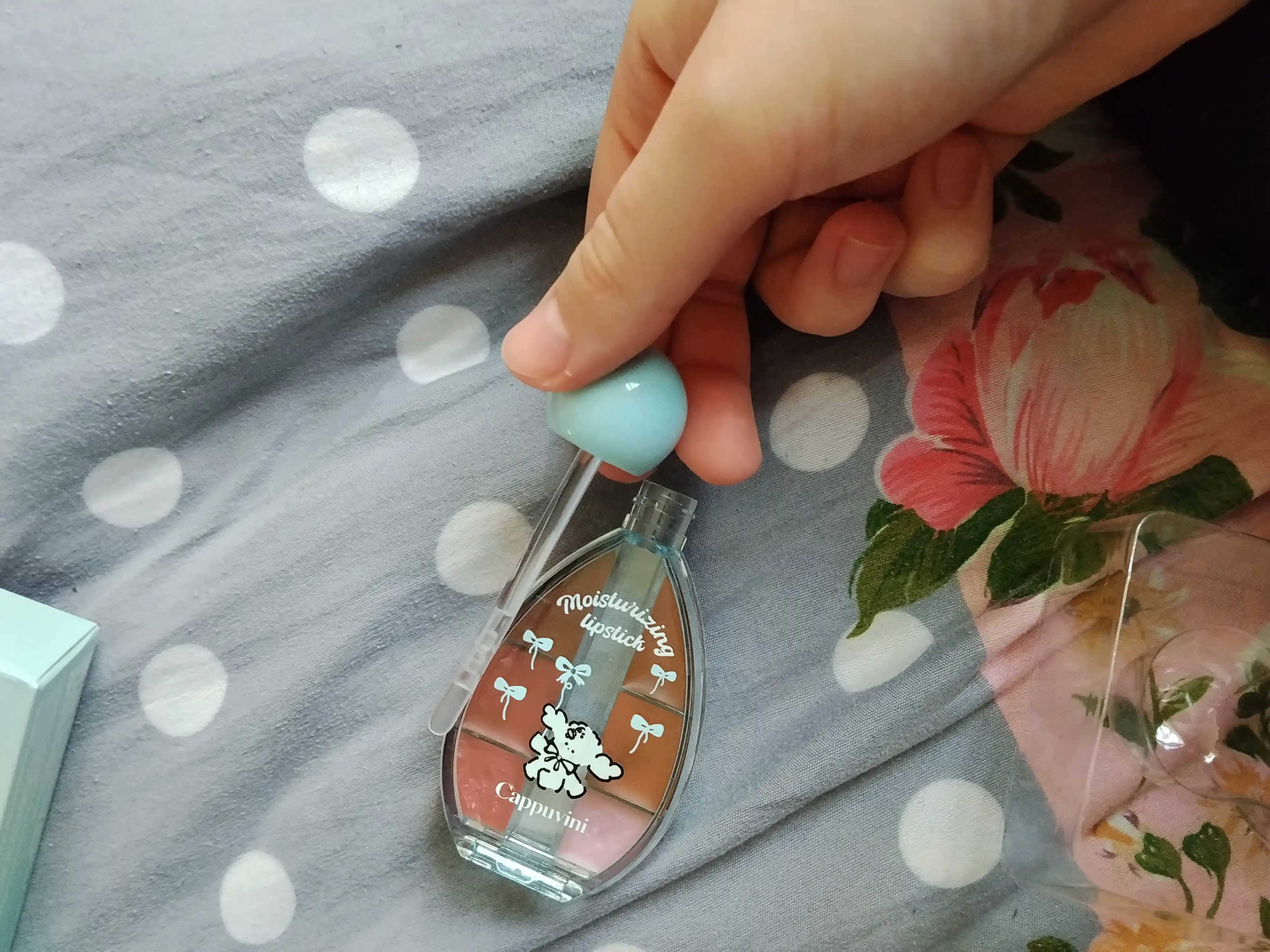 Moisturizing Lipstick -  помада, блеск, 6 в 1 помада