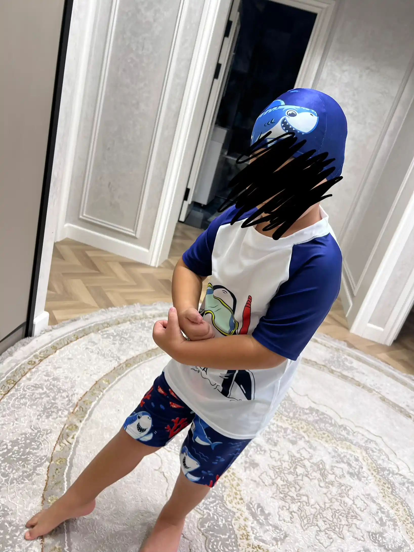 O`g’il bola uchun suzish kiyimi: shortik, futbolka va suv qalpoqcha