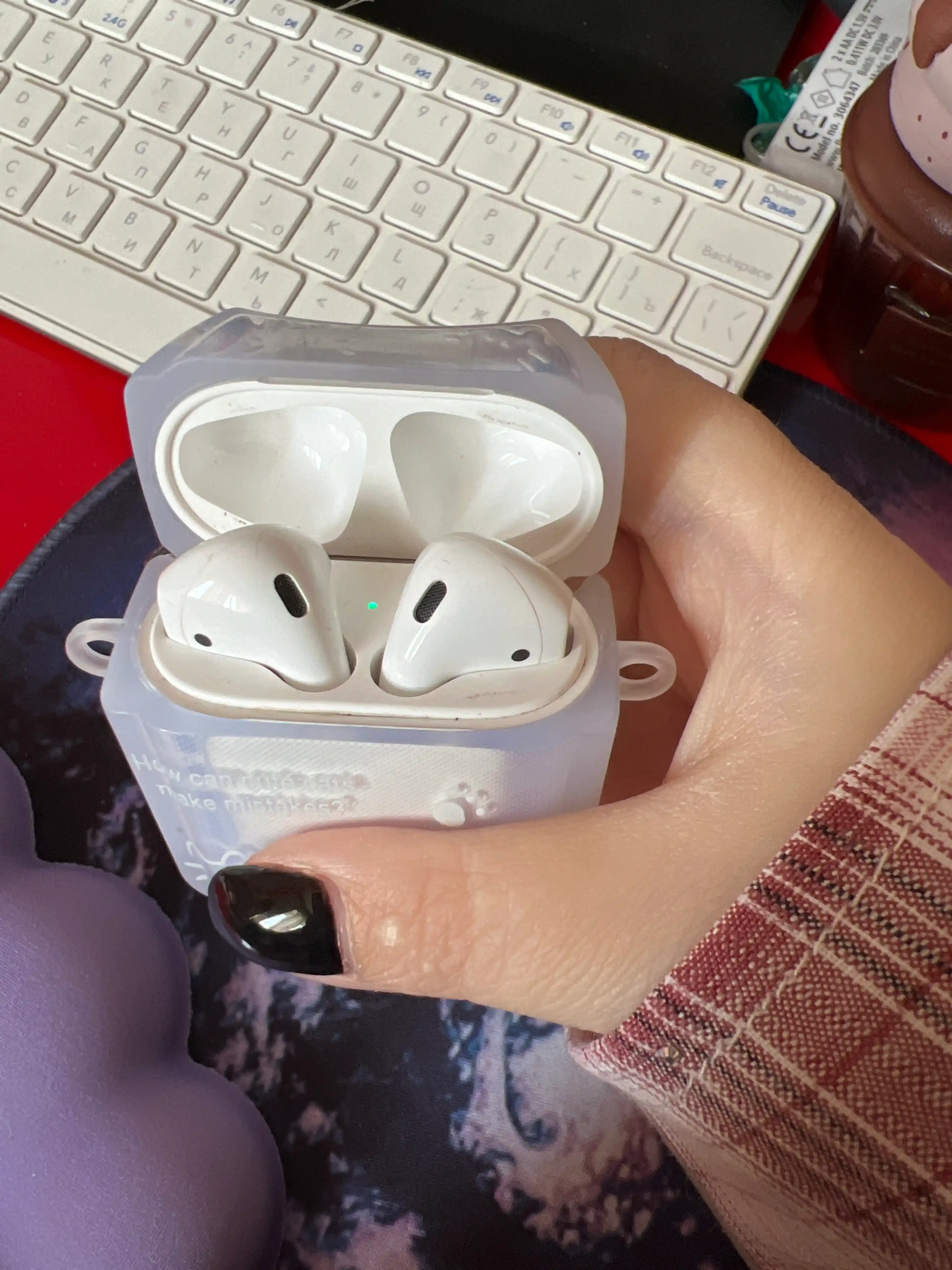 Текстурированный чехол для AirPods с объемным 3D цветком