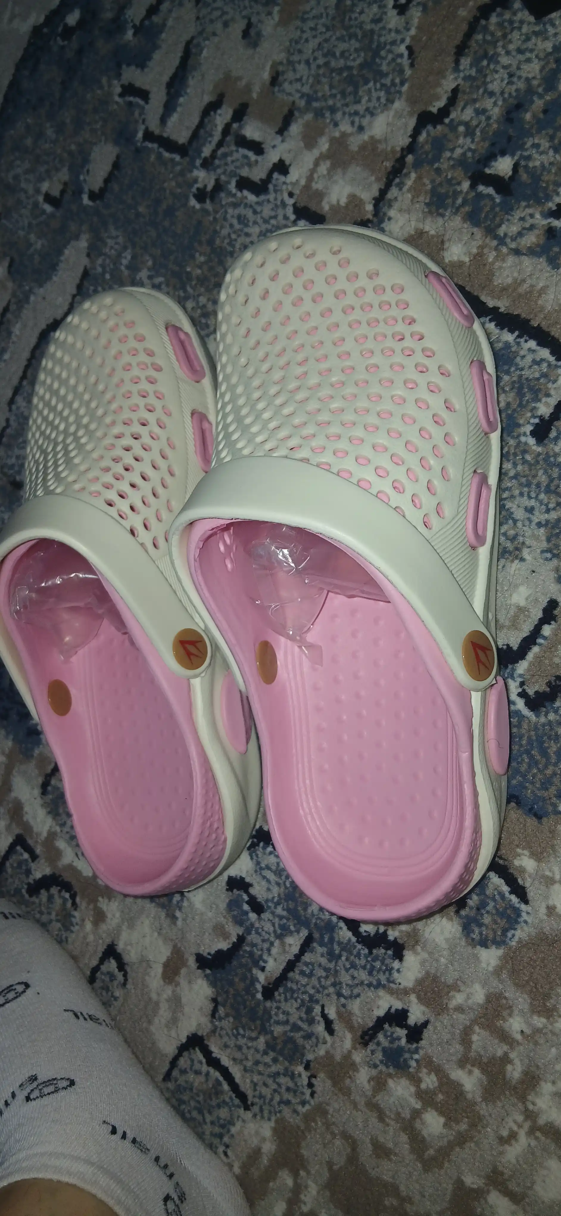 Ayollar uchun yengil EVA klog shippaklari Crocs uslubida