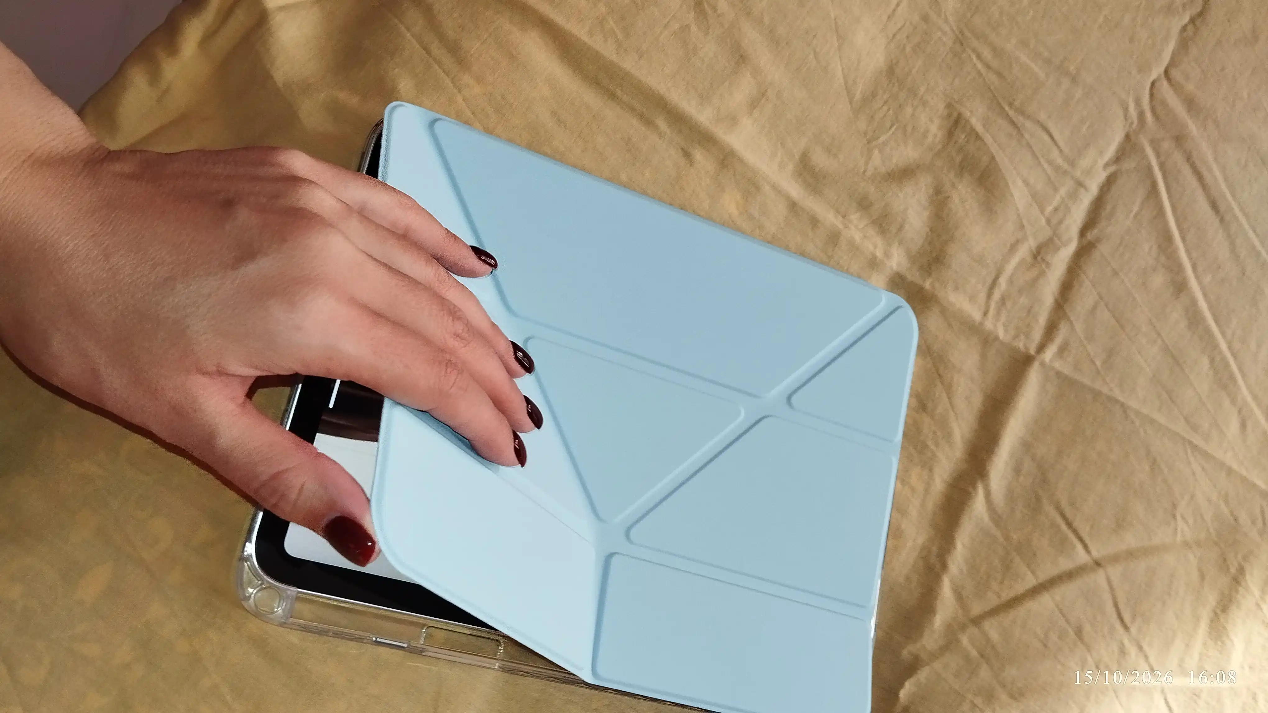IPad A16 uchun chexol Smart Case tagligi bilan shaffof himoya g‘ilofi