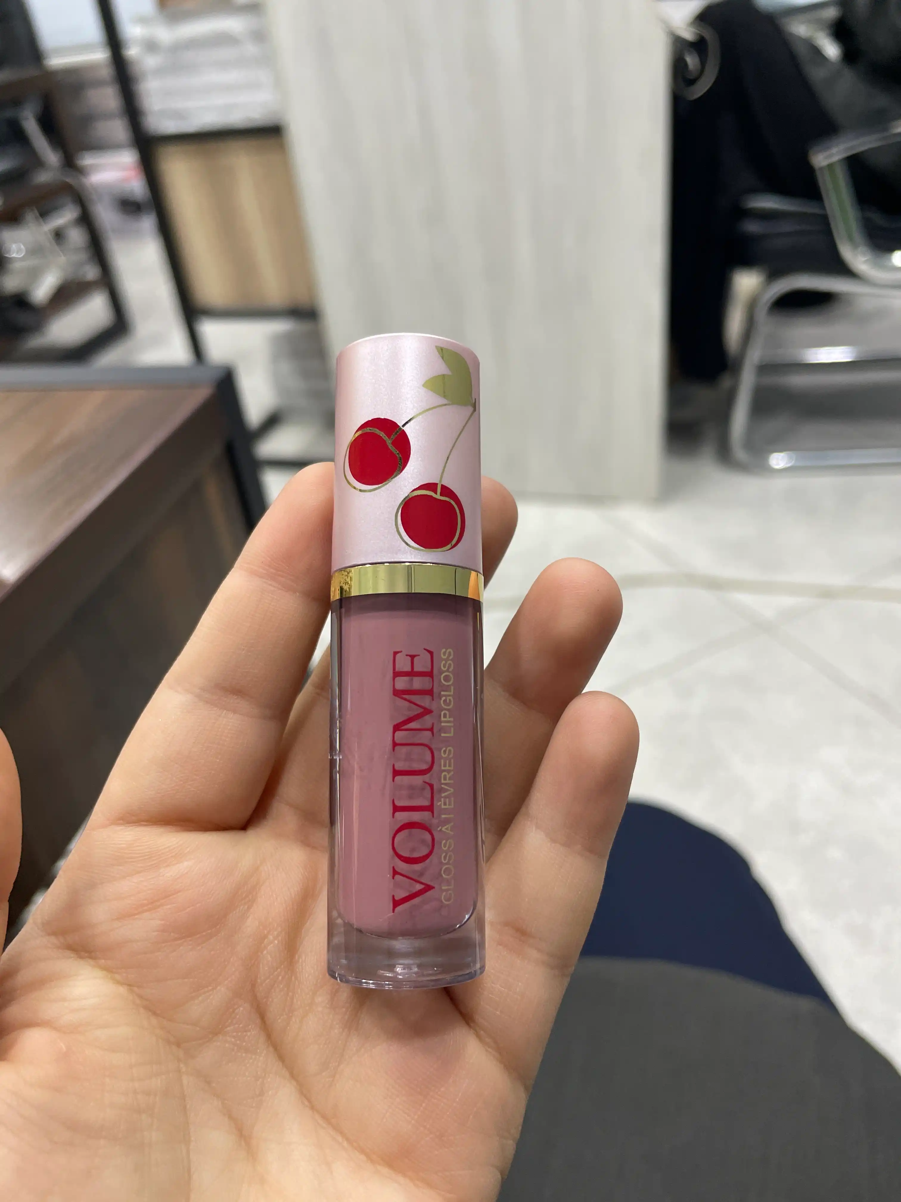 VOLUME Lip Gloss 06 — блеск для губ, розово-нюдовый оттенок