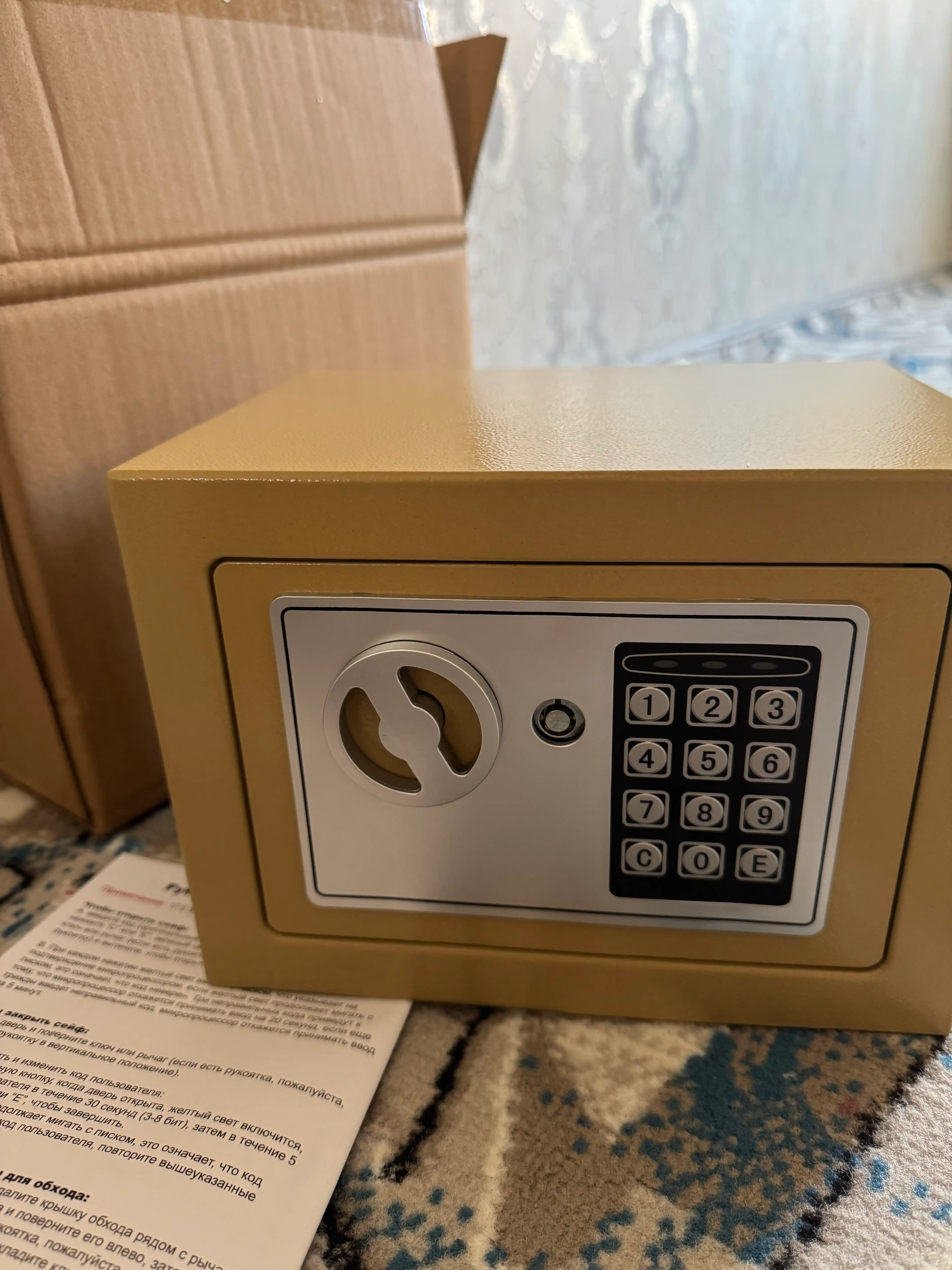 Uy va ofis uchun mini seyf, kalitli va kodli qulf bilan, o‘lchami 23×17×17 sm