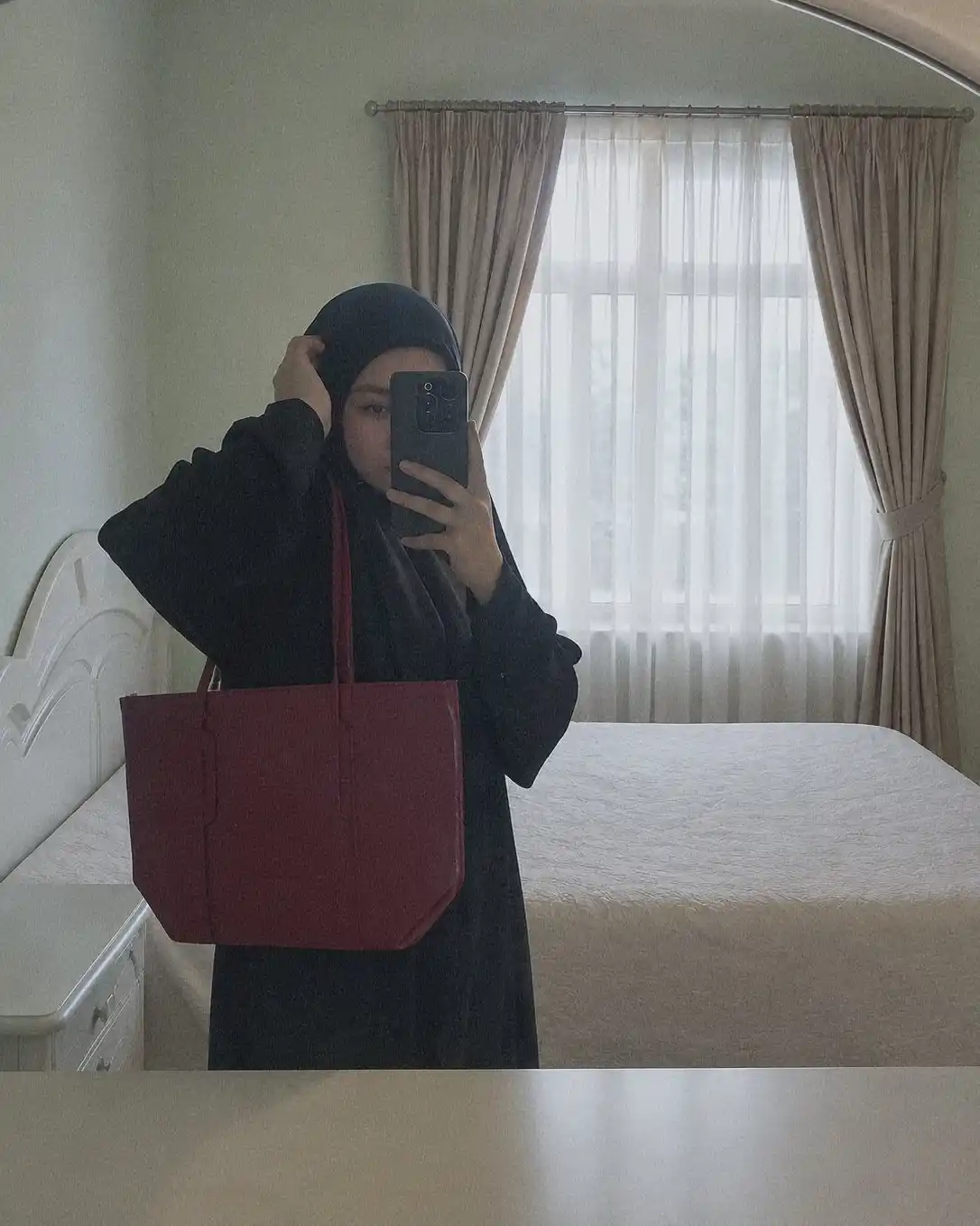 Ayollar uchun laklangan shopper sumka ZARMINA, eko-charm, krokodil teksturali, qora