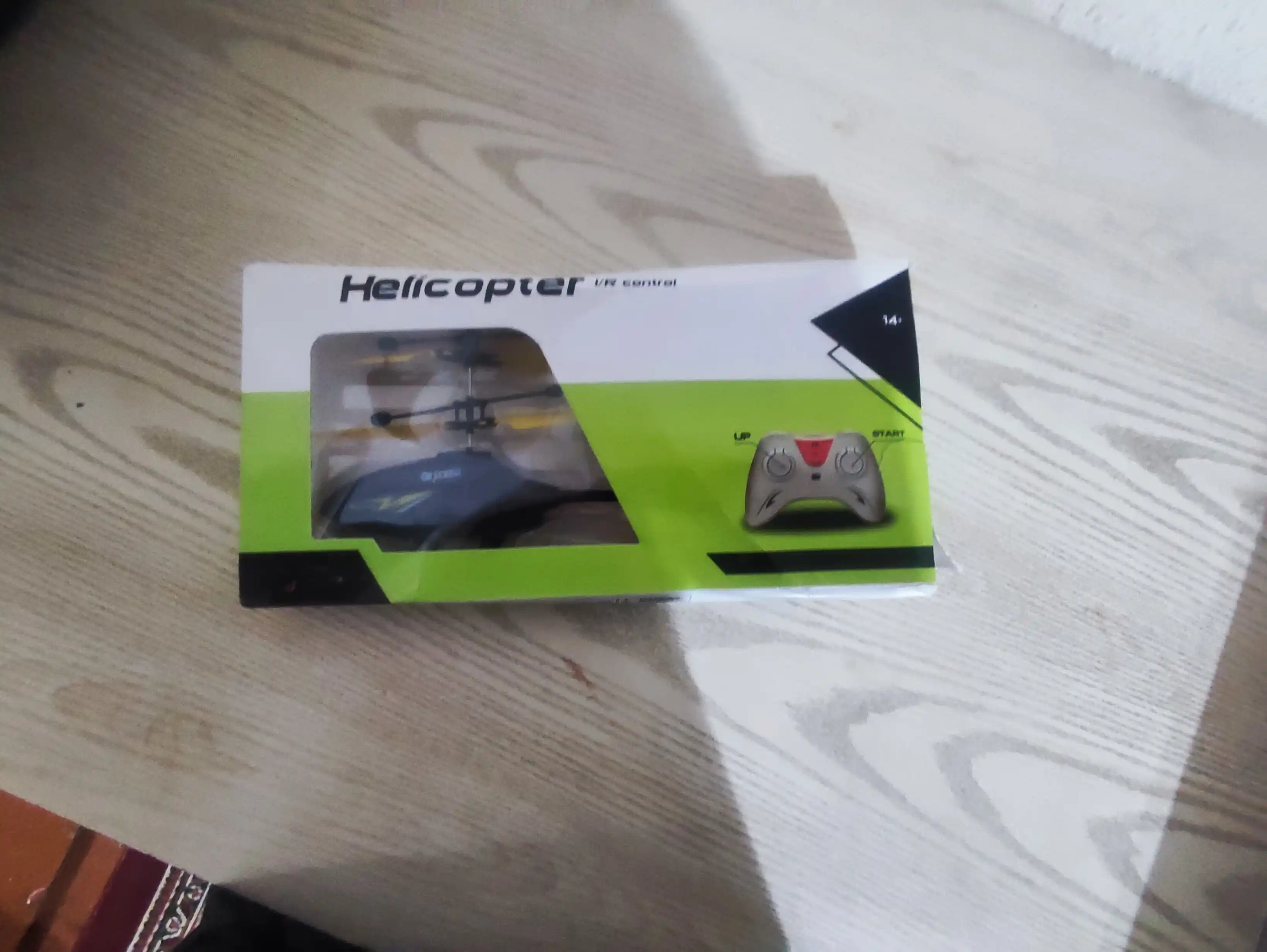 Oyinchoq radioboshqaruvli vertolyot, uchuvchi o'yinchoq bolalar uchun, pultda boshqaruv