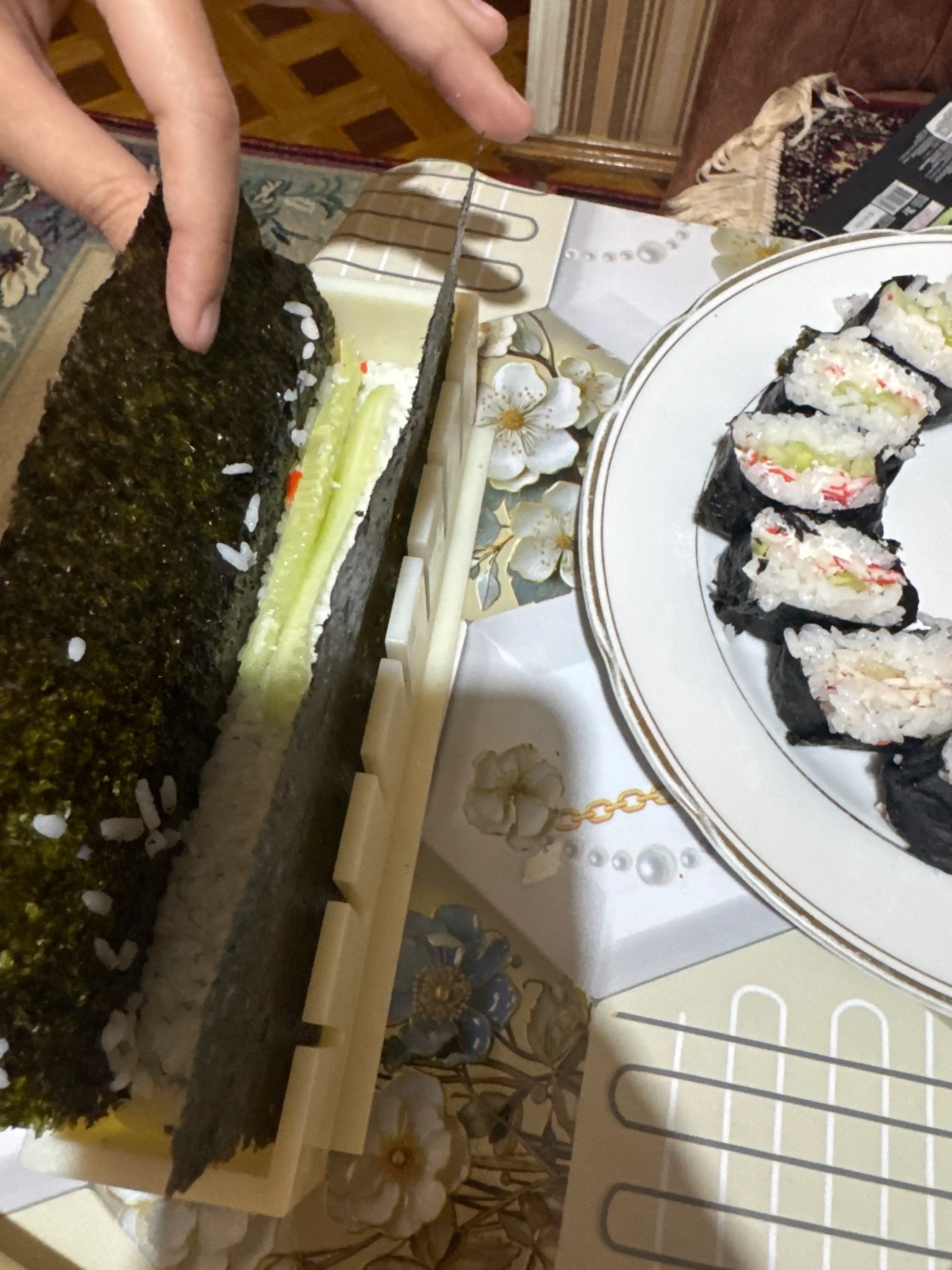 Sushi va rollarni tayyorlash uchun qolip