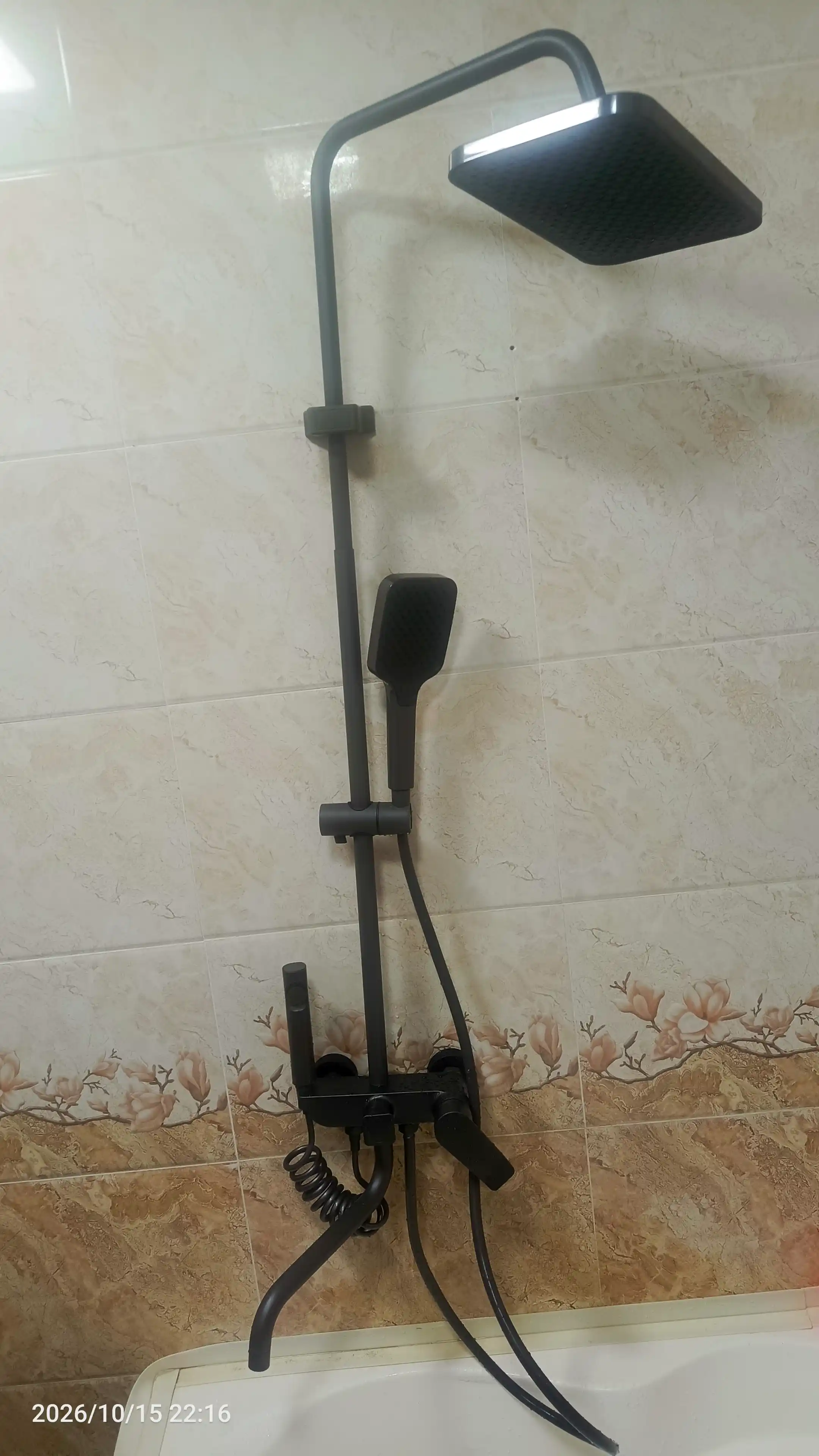 Tropik dushga ega 4x1 dush tizimi NERO vannaxonasi uchun zamonaviy to‘plam