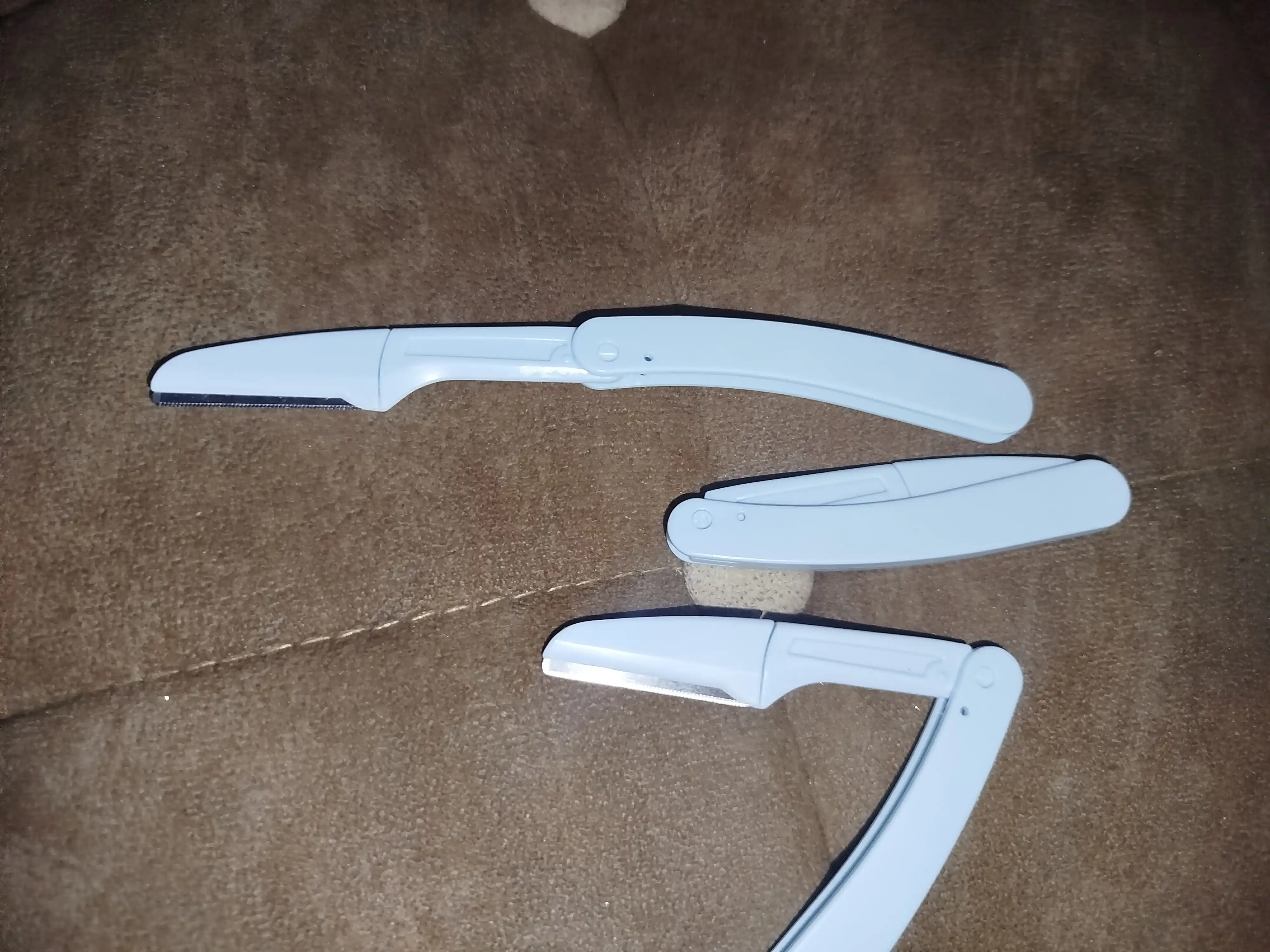Trimmer ustara, qosh shakllarini berish va yuz tuklarini olish uchun ustara, 2 va 3 dona