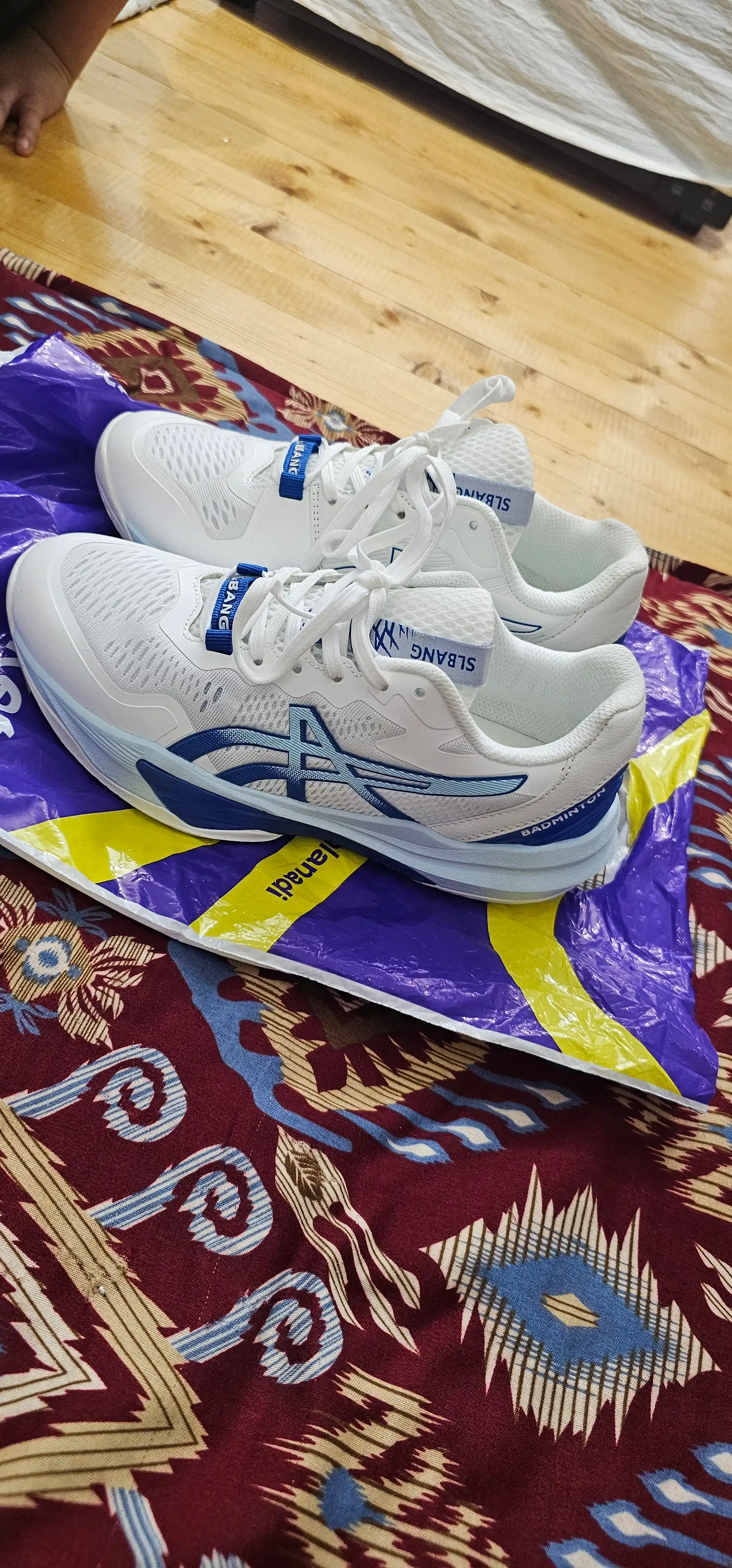 Кроссовки ASICS для зальных видов спорта: волейбол, бадминтон, настольный теннис