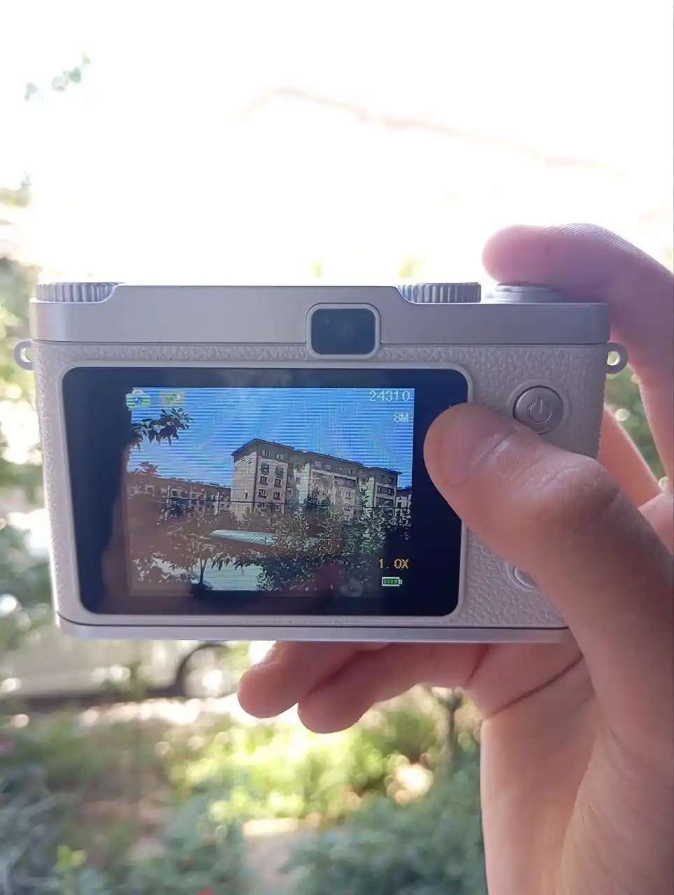 Portable digital point-and-shoot camera with HD 1080P, 8X digital zoom, AF focus