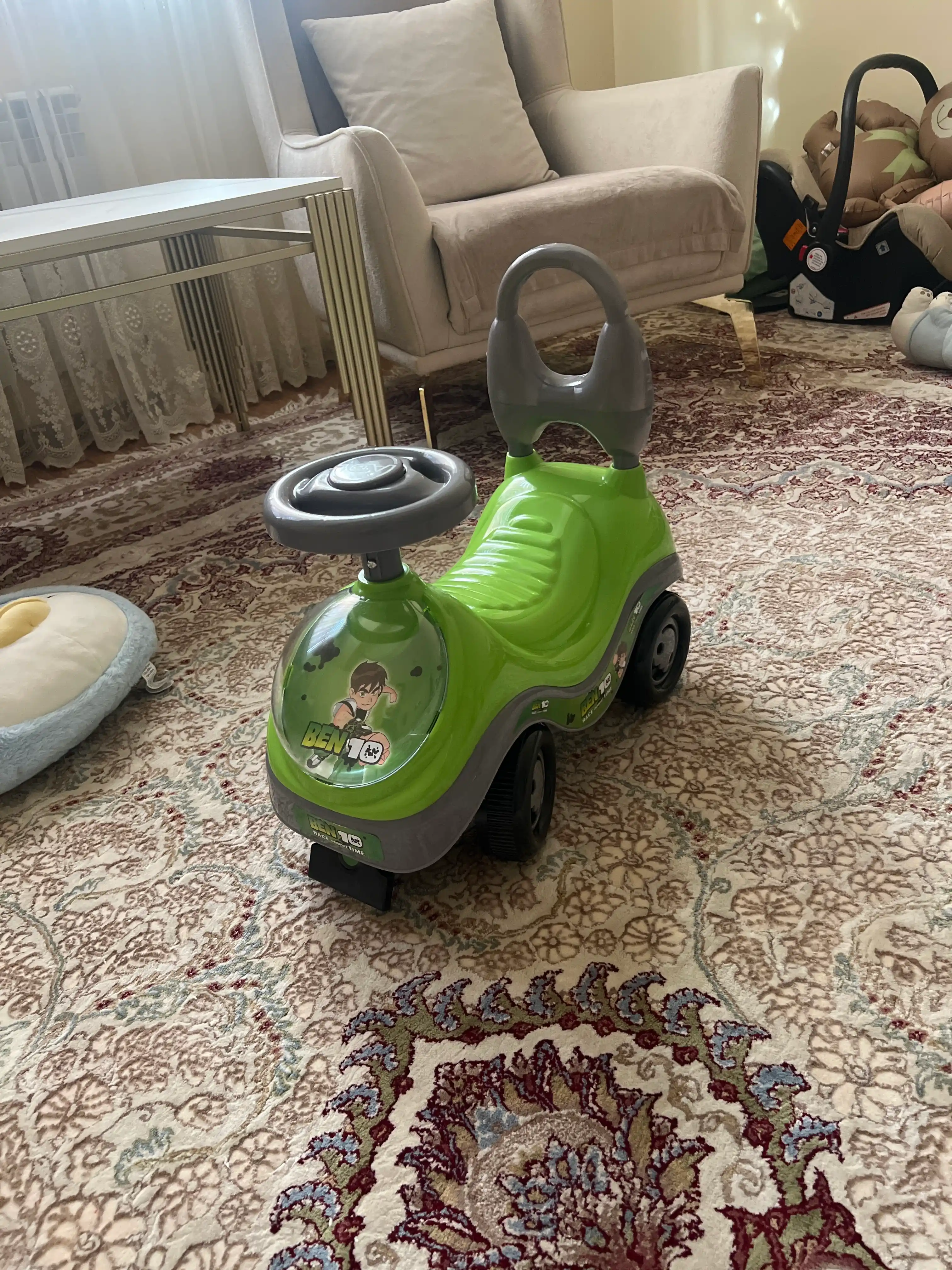 Bolalar aravacha mashinasi, kichik sayohatlar uchun xavfsiz, tutqichi bilan, yoshi 2+