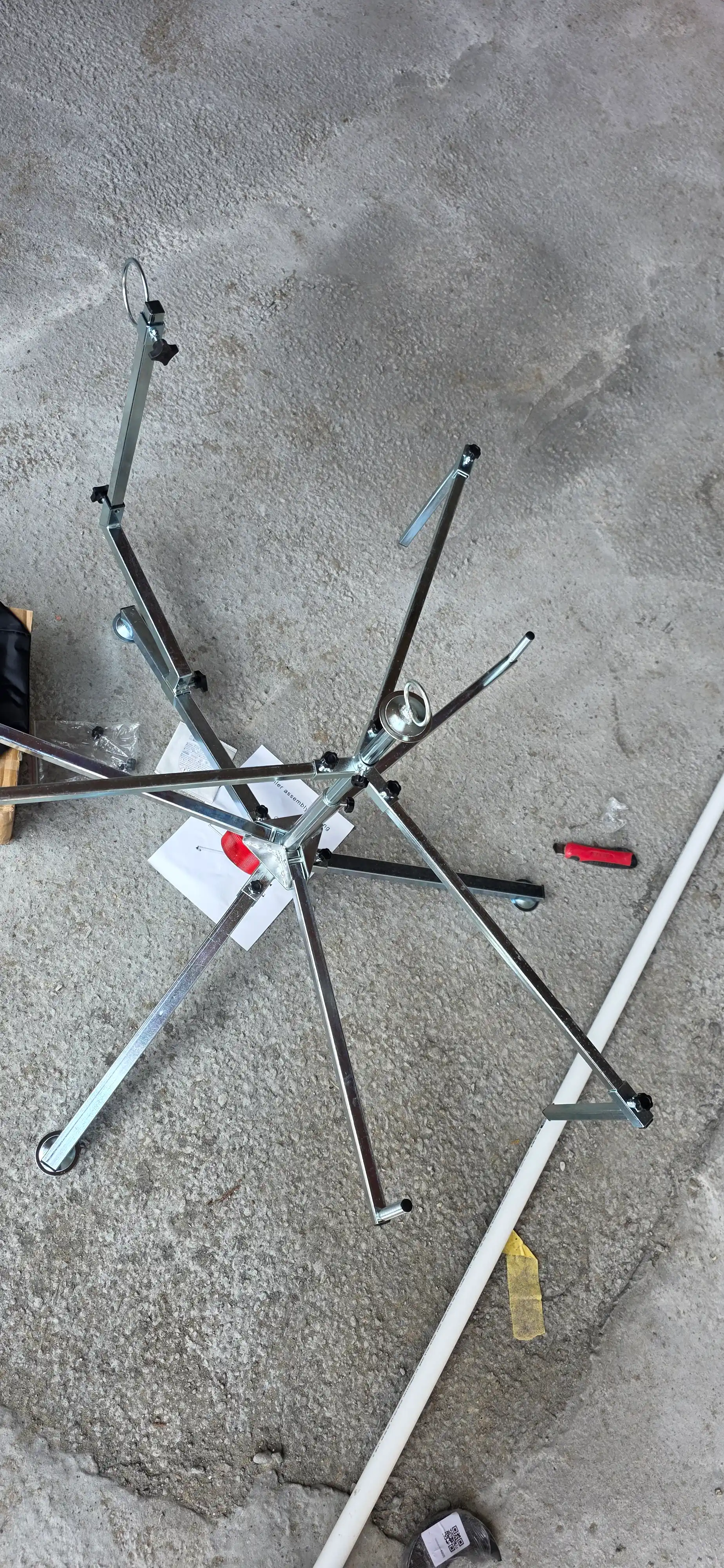 NERO NR-F04 — Shlangni yoyish va o‘rash uchun professional stoyka